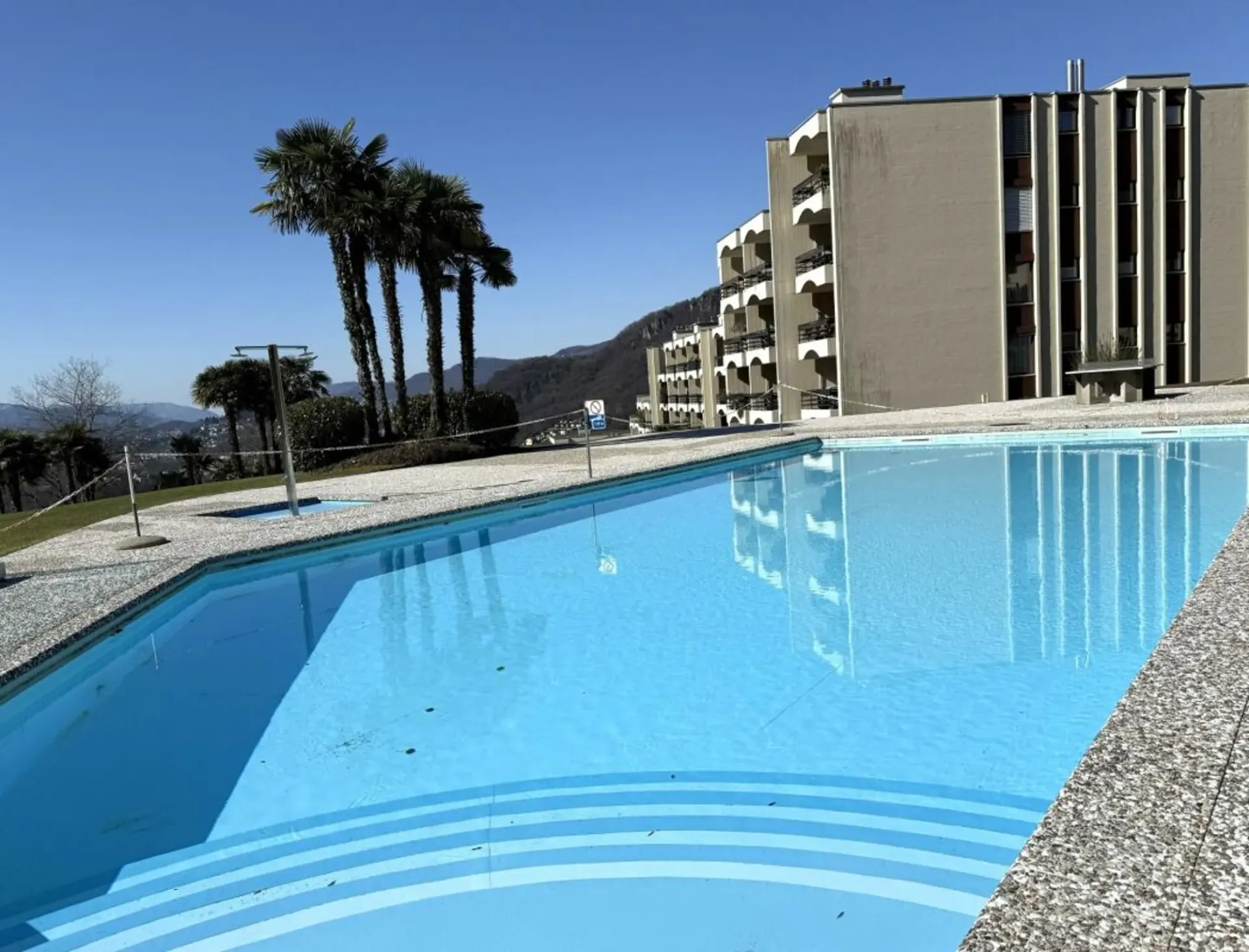 3.5 Räume im Wohnkomplex mit Pool und Park Kopie