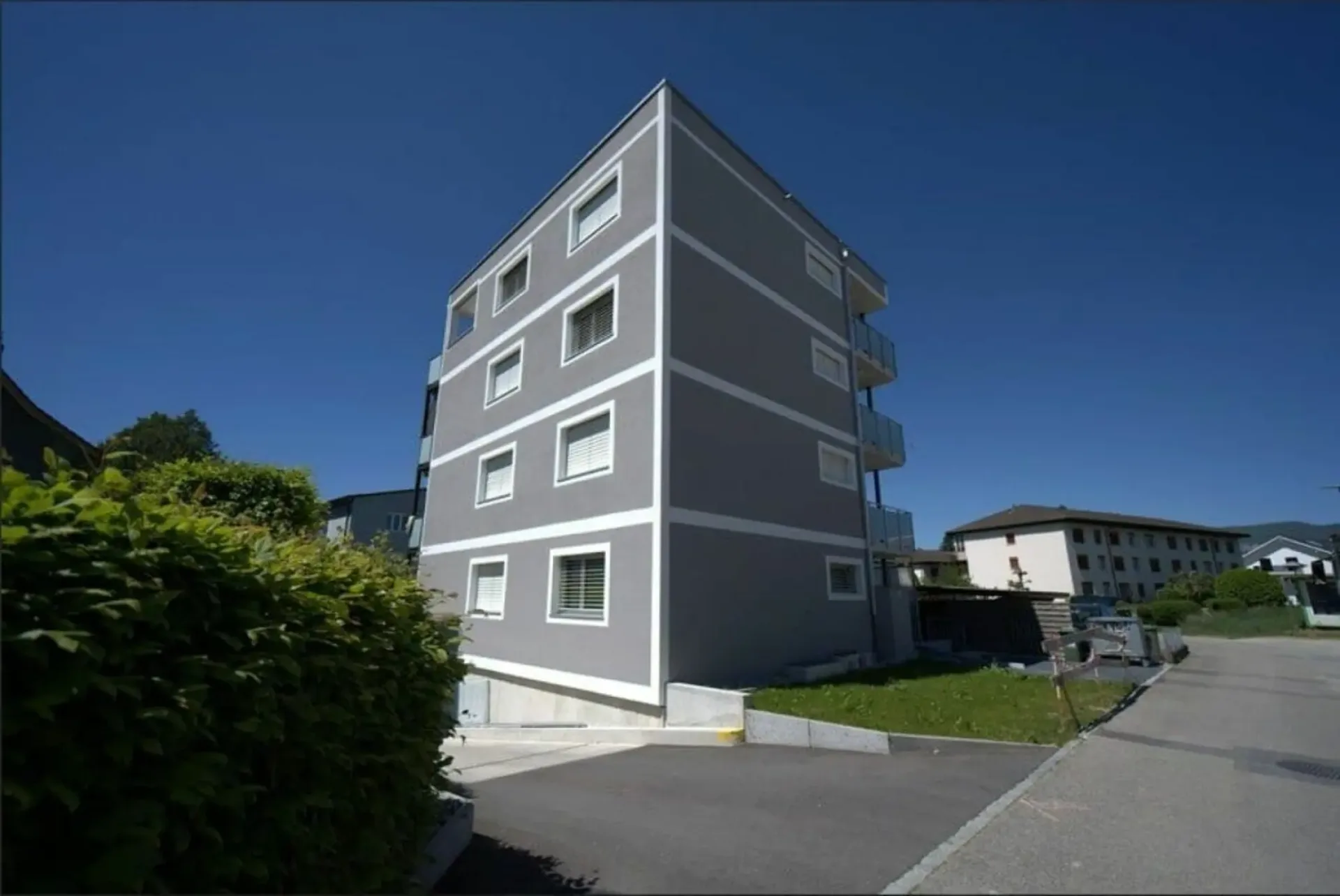 Neubau-Mehrfamilienhaus mit 4 Wohnungen und Einstellhalle - Stockweg 6, Studen BE