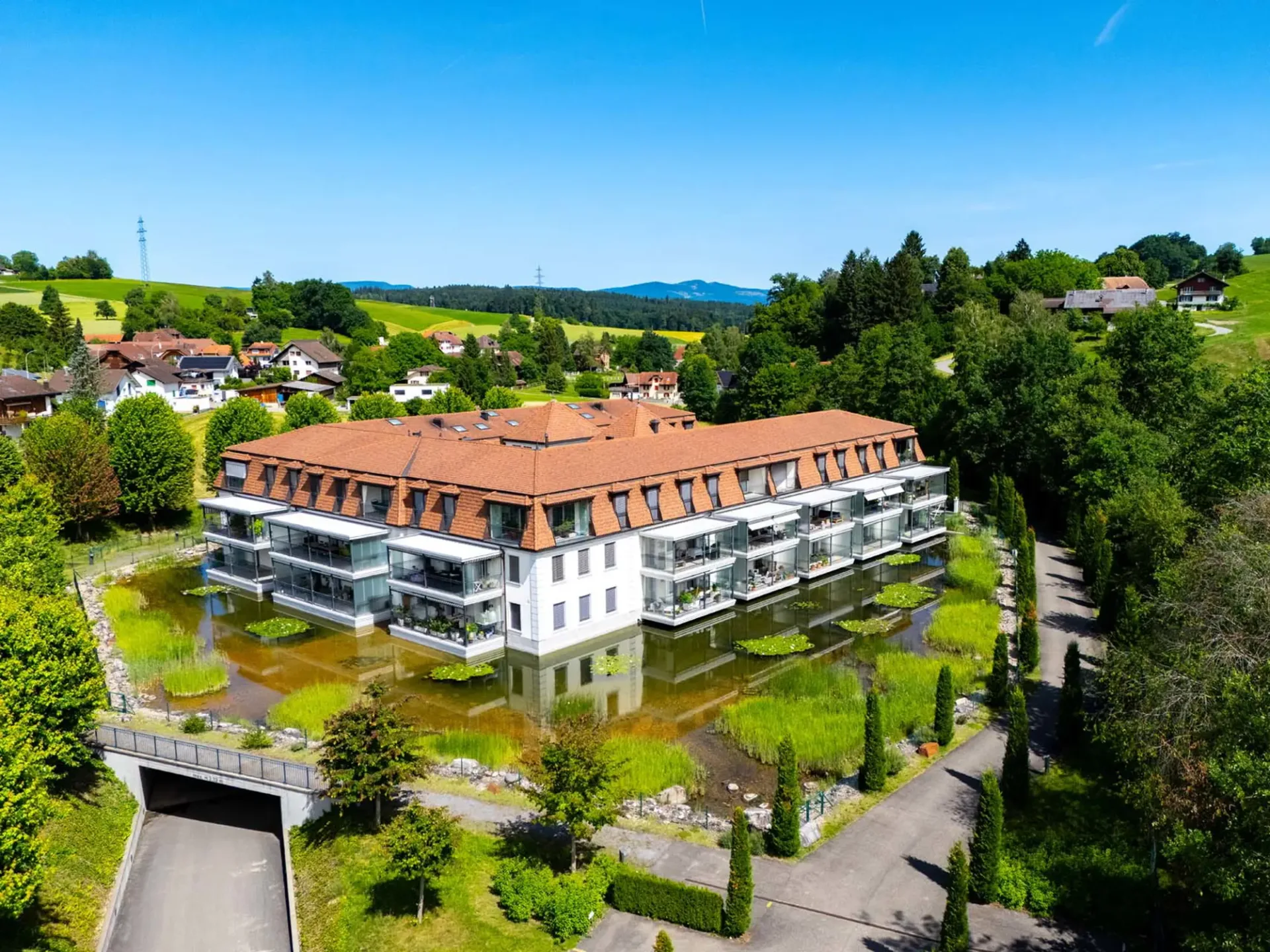 Schlossflair mit Naturpool