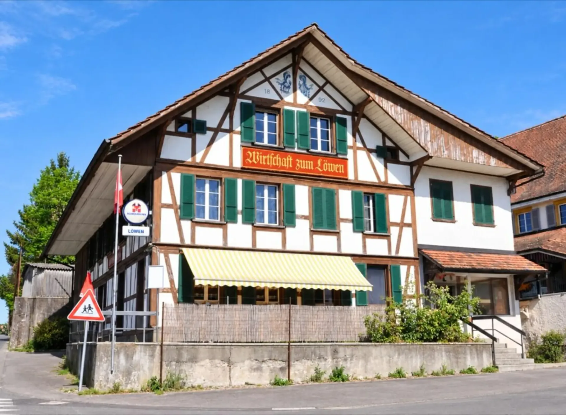 Vielseitiges Wohn- und Geschäftshaus mit Restaurant, Saal und zwei Wohnungen in Mülchi