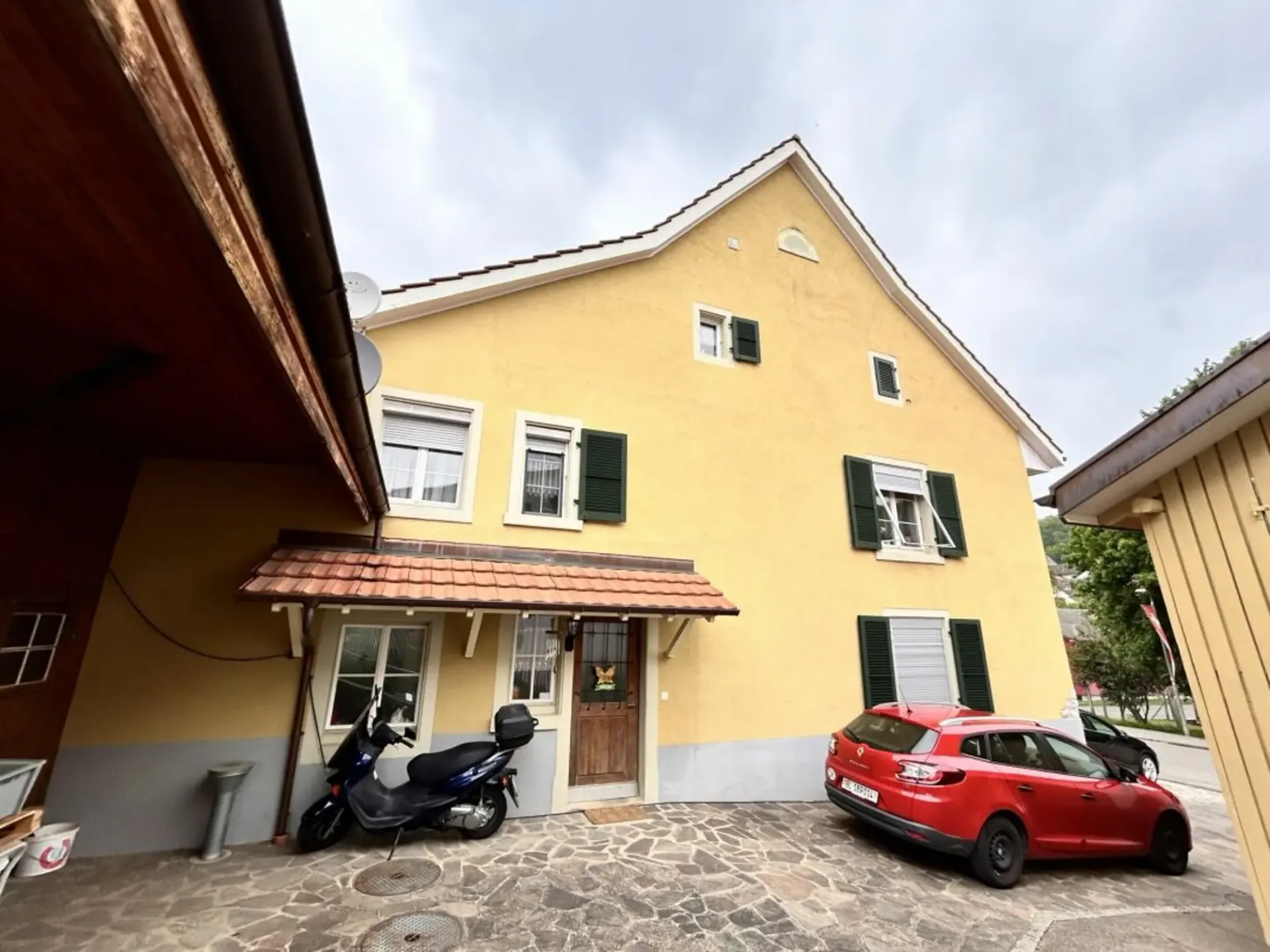 Kernsaniertes Bauernhaus mit 4 Badzimmer, 7 Zimmer, grosser Garten