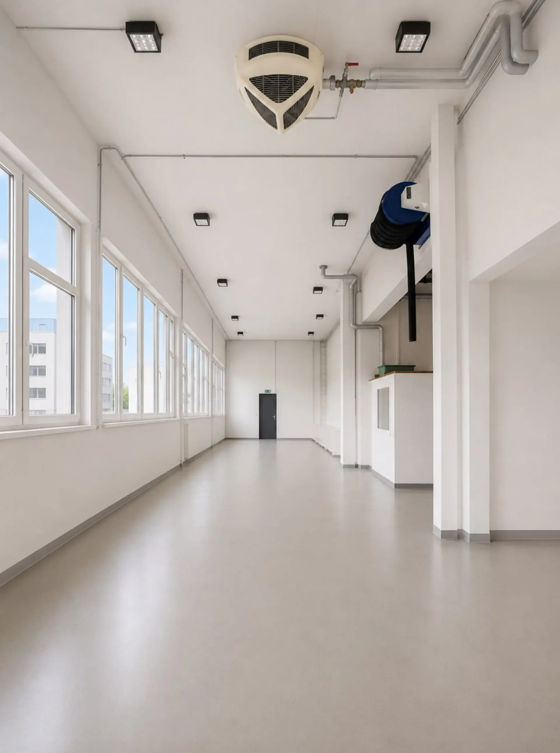 Spazio industriale con palco di stoccaggio e grande porta in posizione centrale