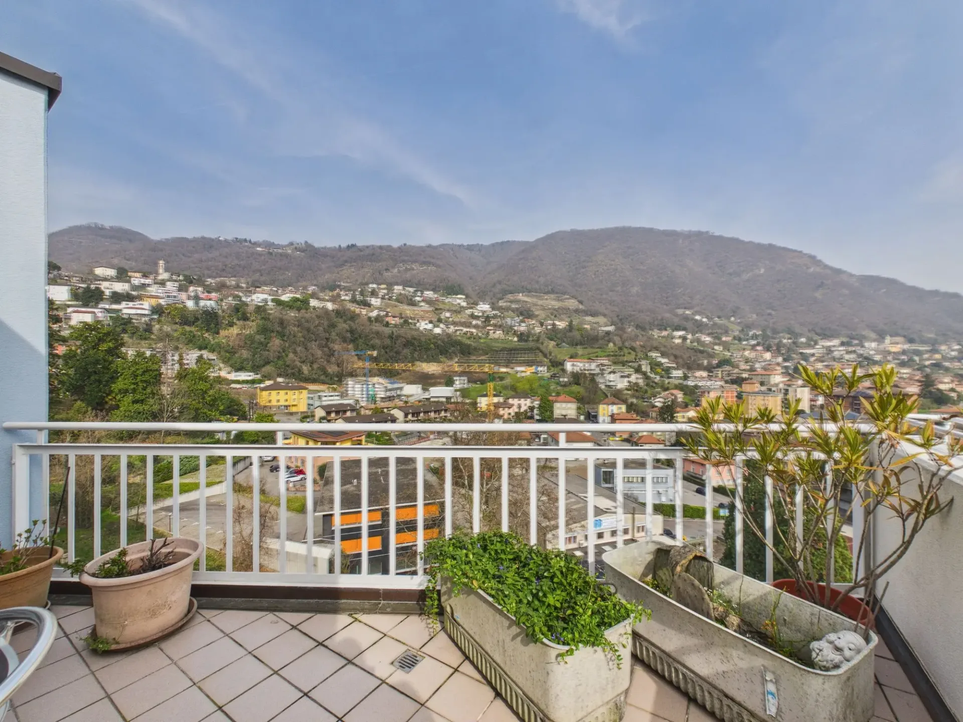 Geräumiges 4.5-Zimmer-Dachgeschoss mit Terrasse und Panoramablick in Vacallo