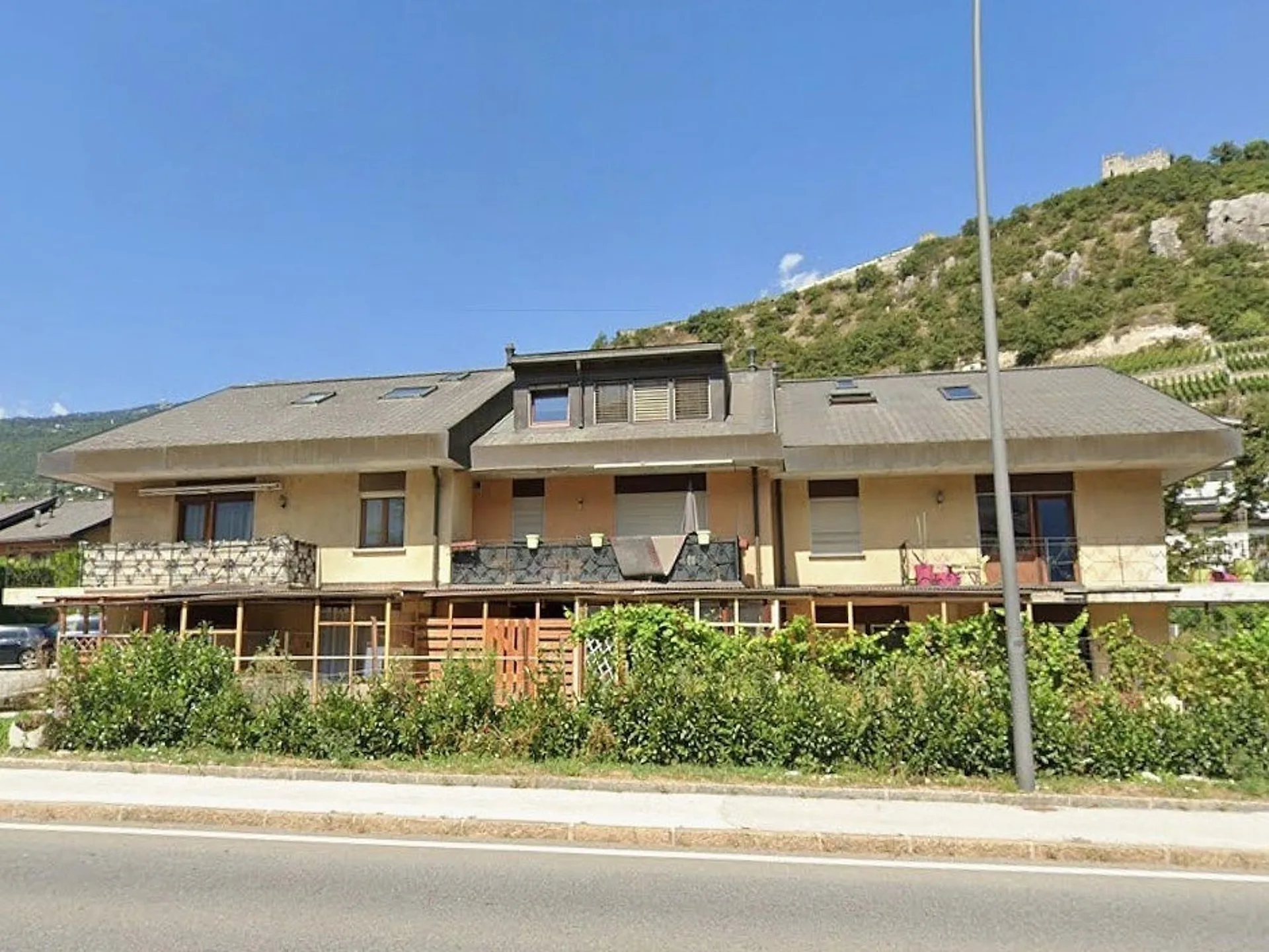 Sierre – Studio mit kleiner privater Platz vorne und inklusive Parkplatz am Eingang der Stadt