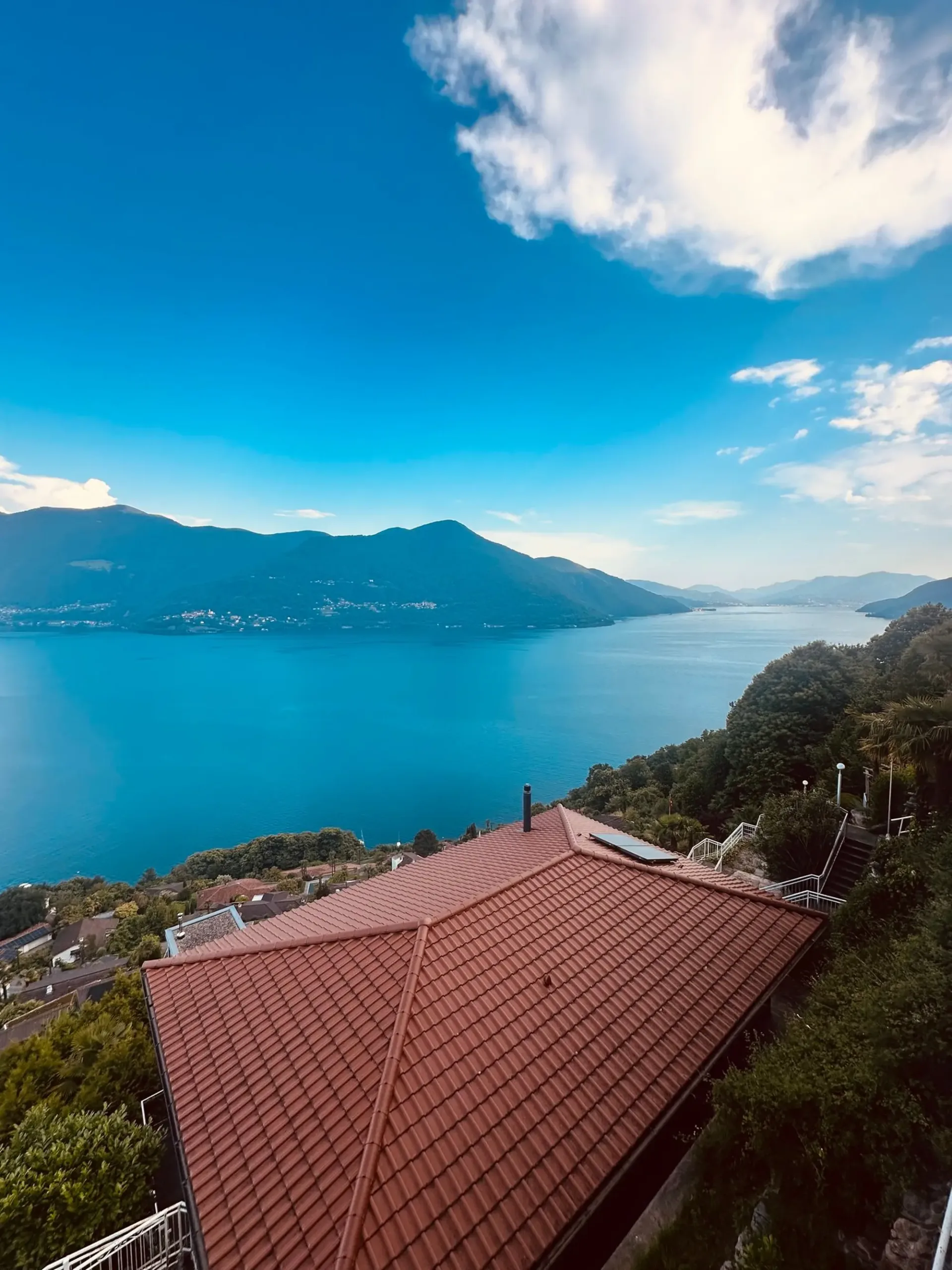 Holiday home with panoramic lake view, convenient access and 3 parking spaces