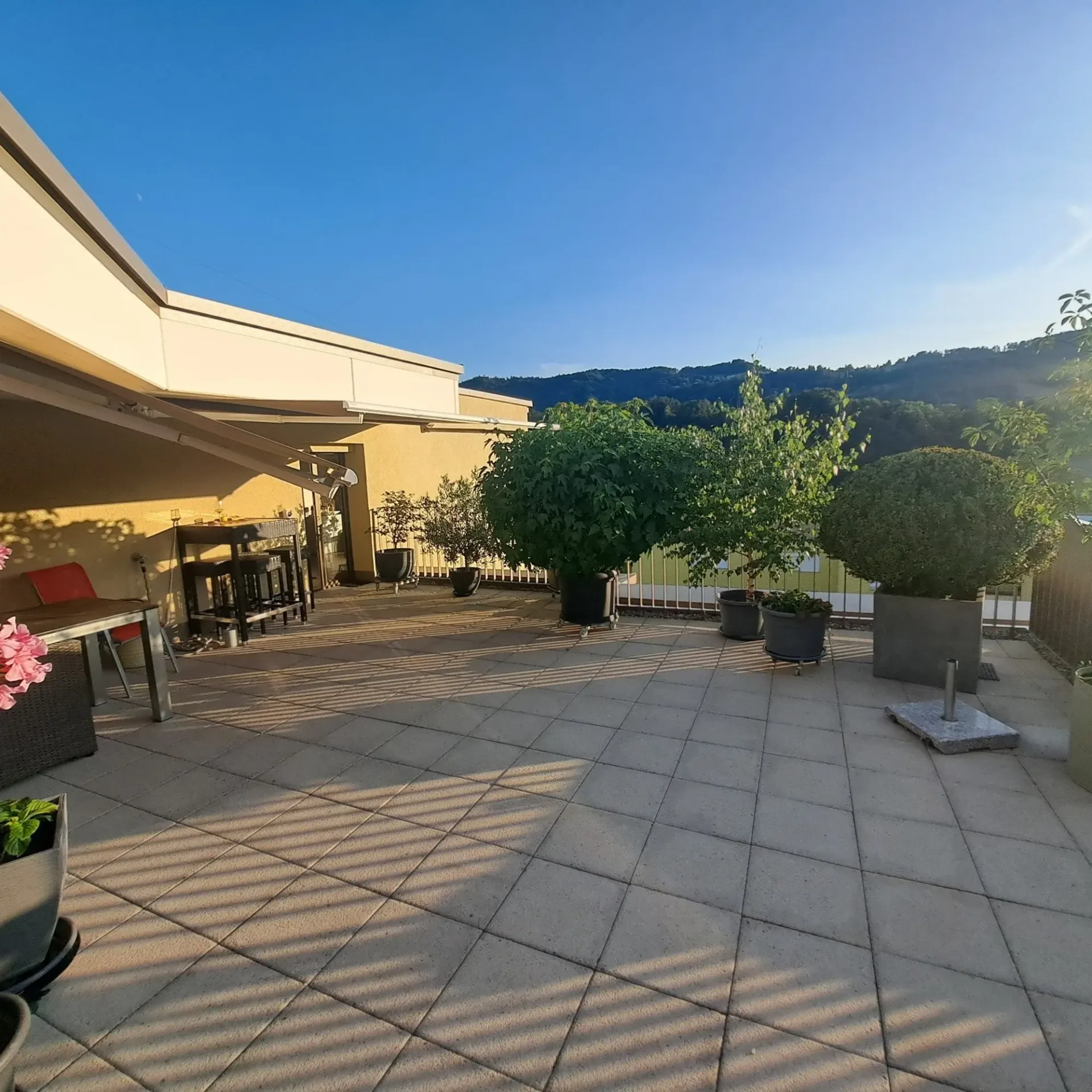 4.5-Zimmerwohnung mit sonniger Dachterrasse und Blick ins Grüne