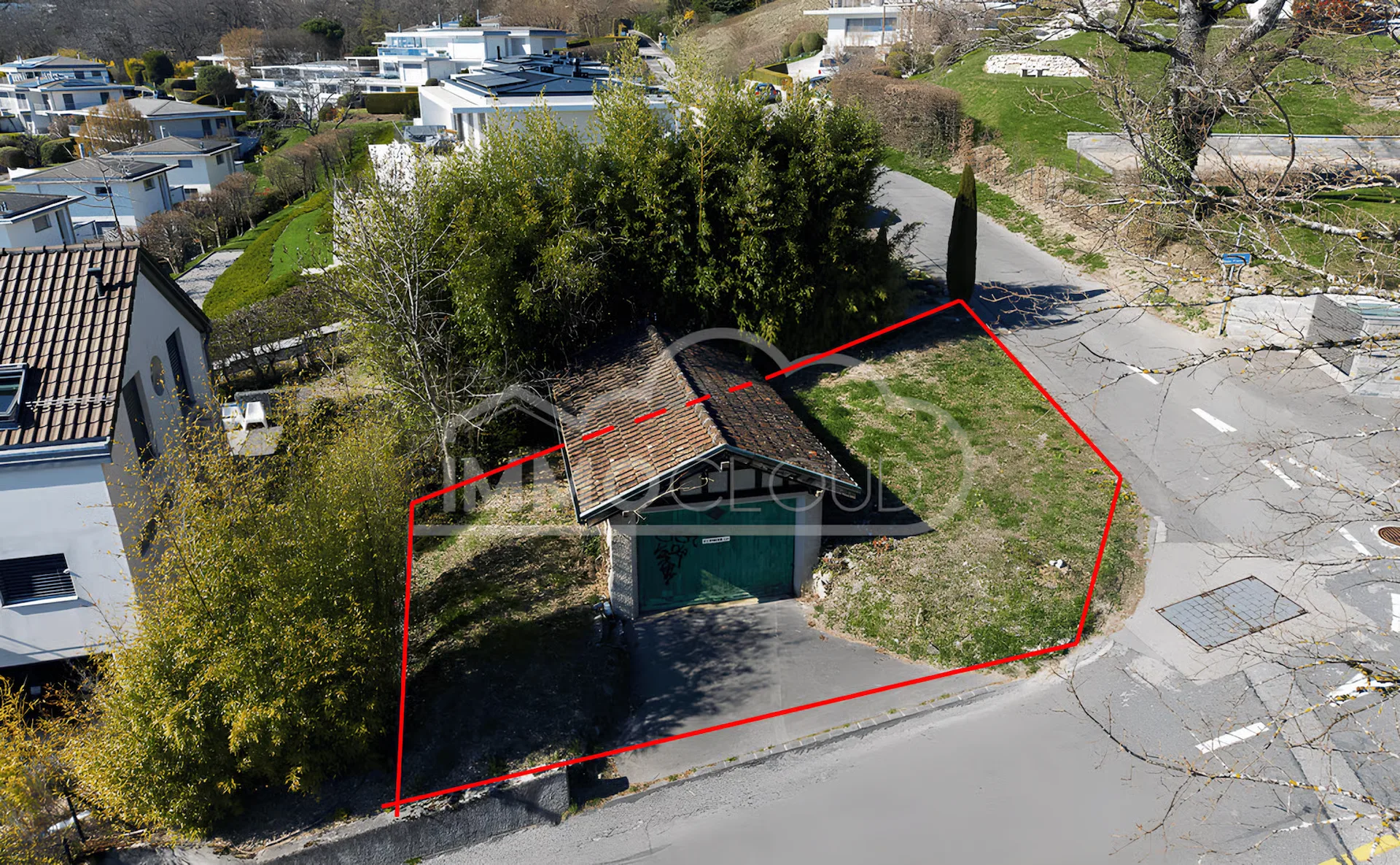 Garage mit privatem Grundstück