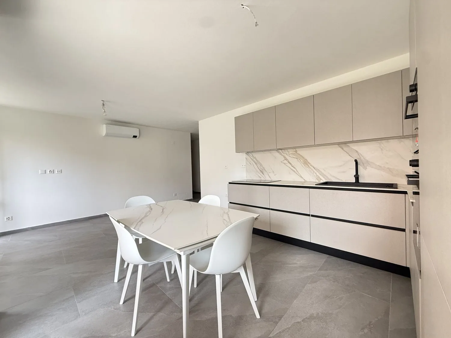 SPLENDIDE 3.5 PIÈCES COMME NEUF AVEC TERRASSE À MENDRISIO