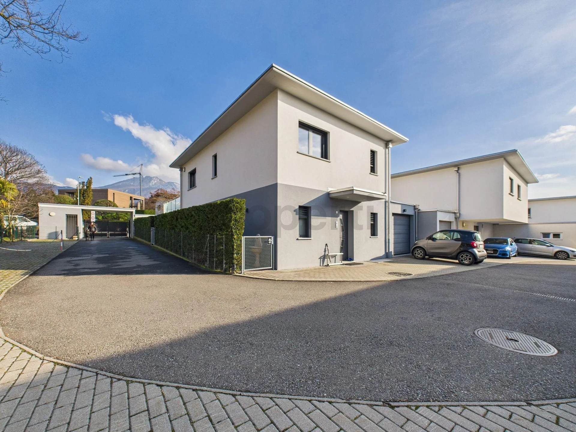 Moderne unabhängige 8-Zimmer-Villa mit großem Parkplatz, Cadempino