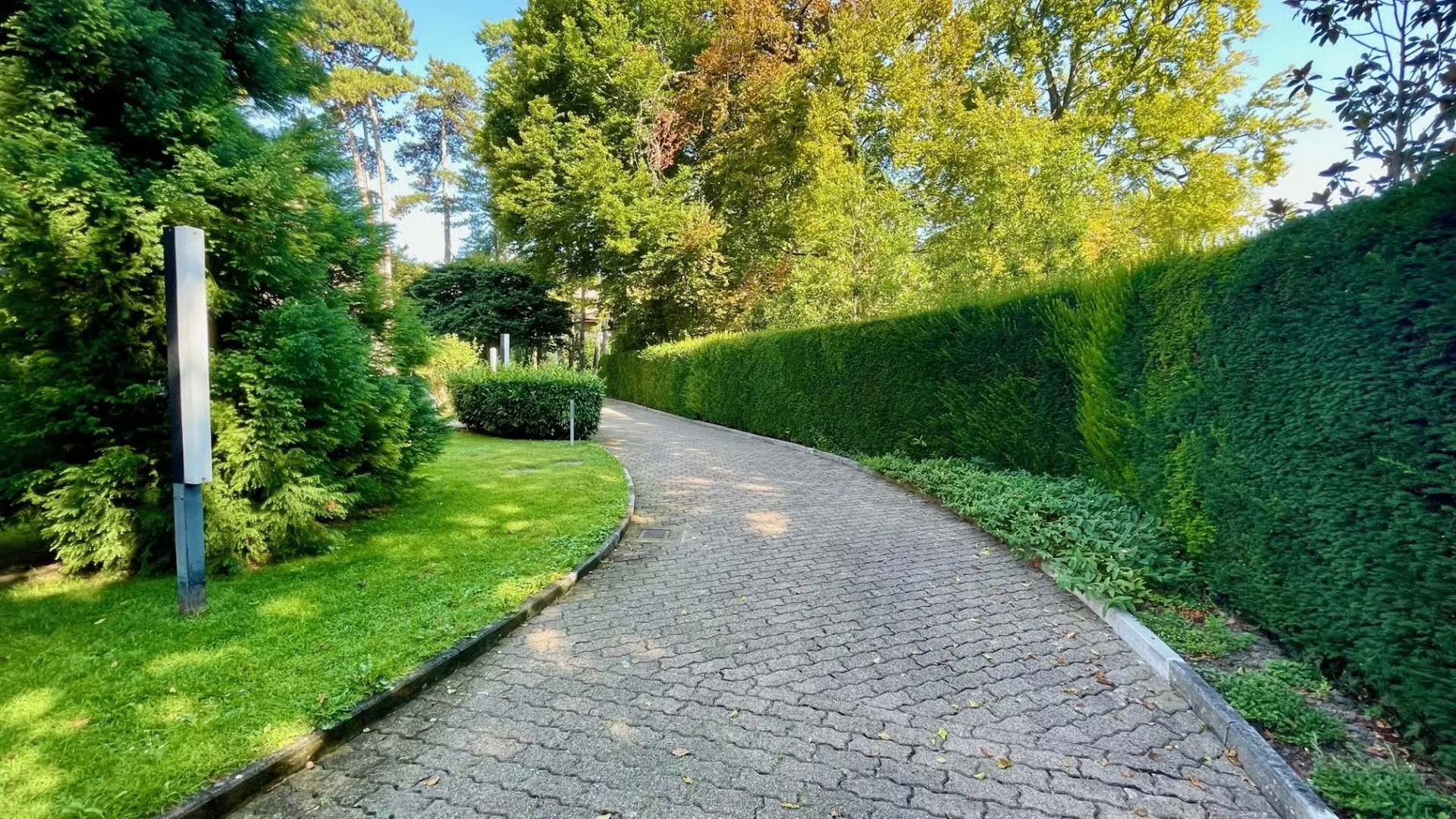 Außergewöhnliches Dachduplex mit Panoramaterrassen und privatem Park.