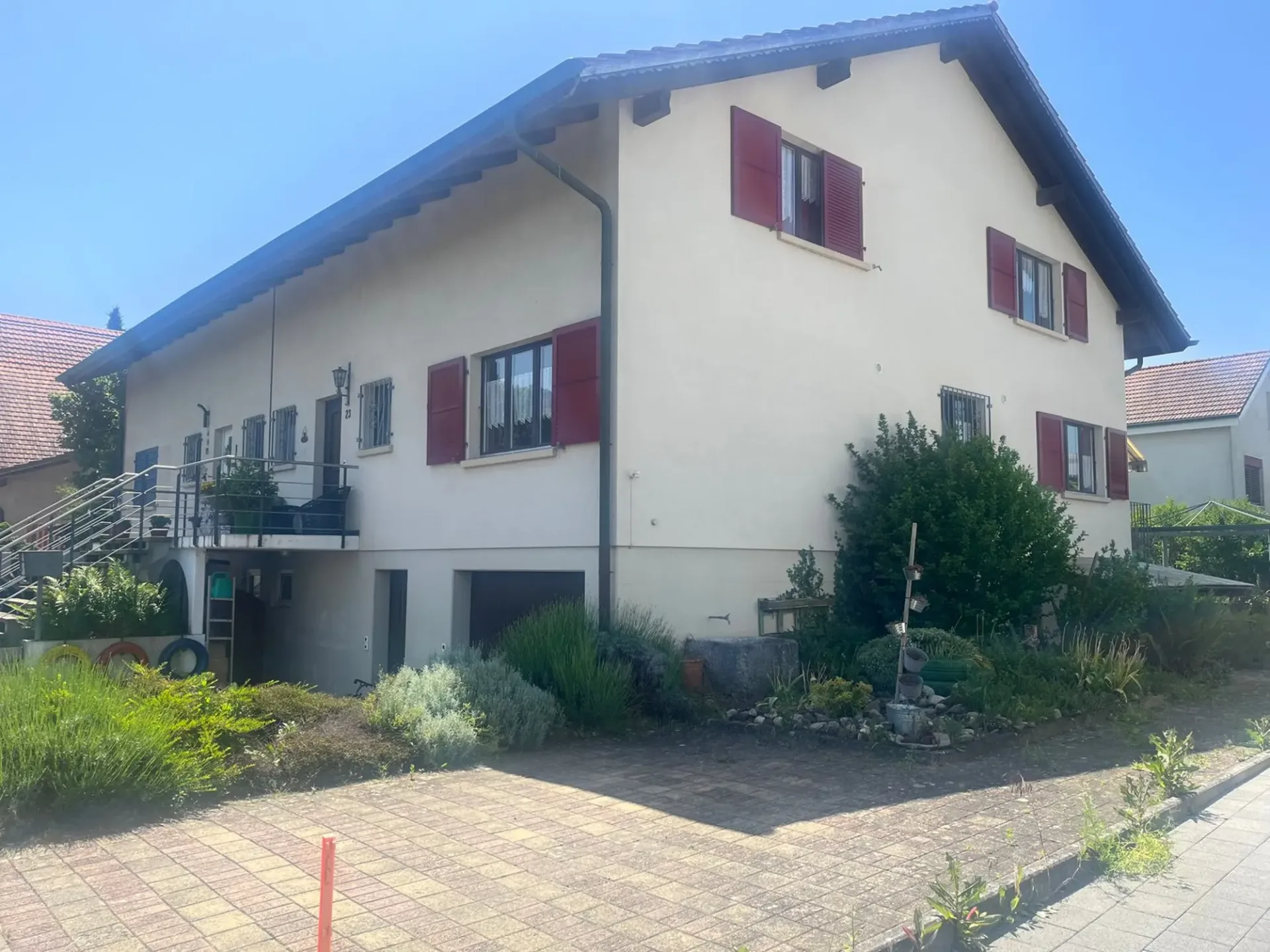 Maison abordable, grande de 7,5 pièces avec appartement annexe, 22 minutes de Berne à Busswil, commune de Lyss