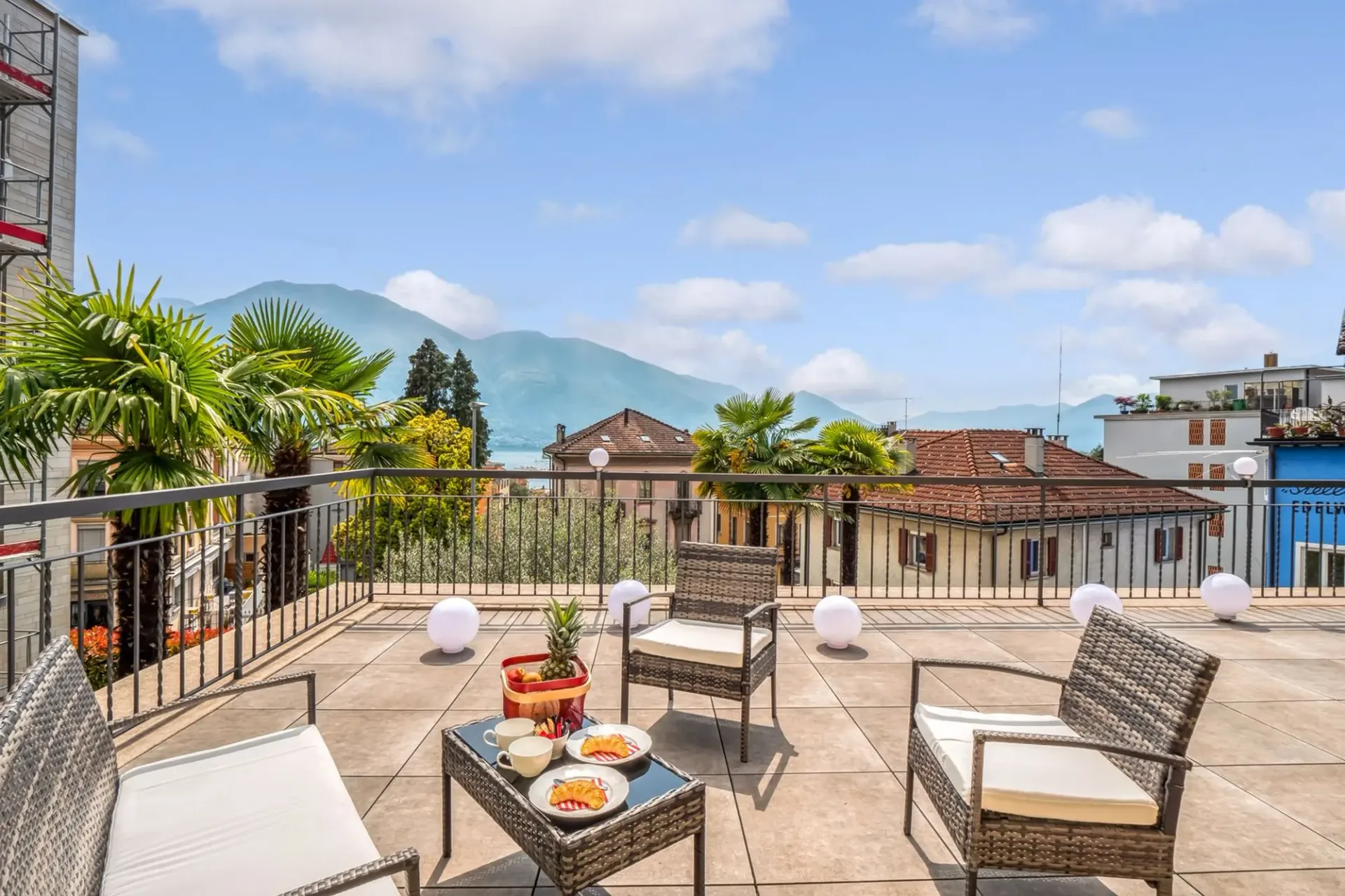 Grosszügige Wohnung in historischer Villa mit Terrasse und Balkon