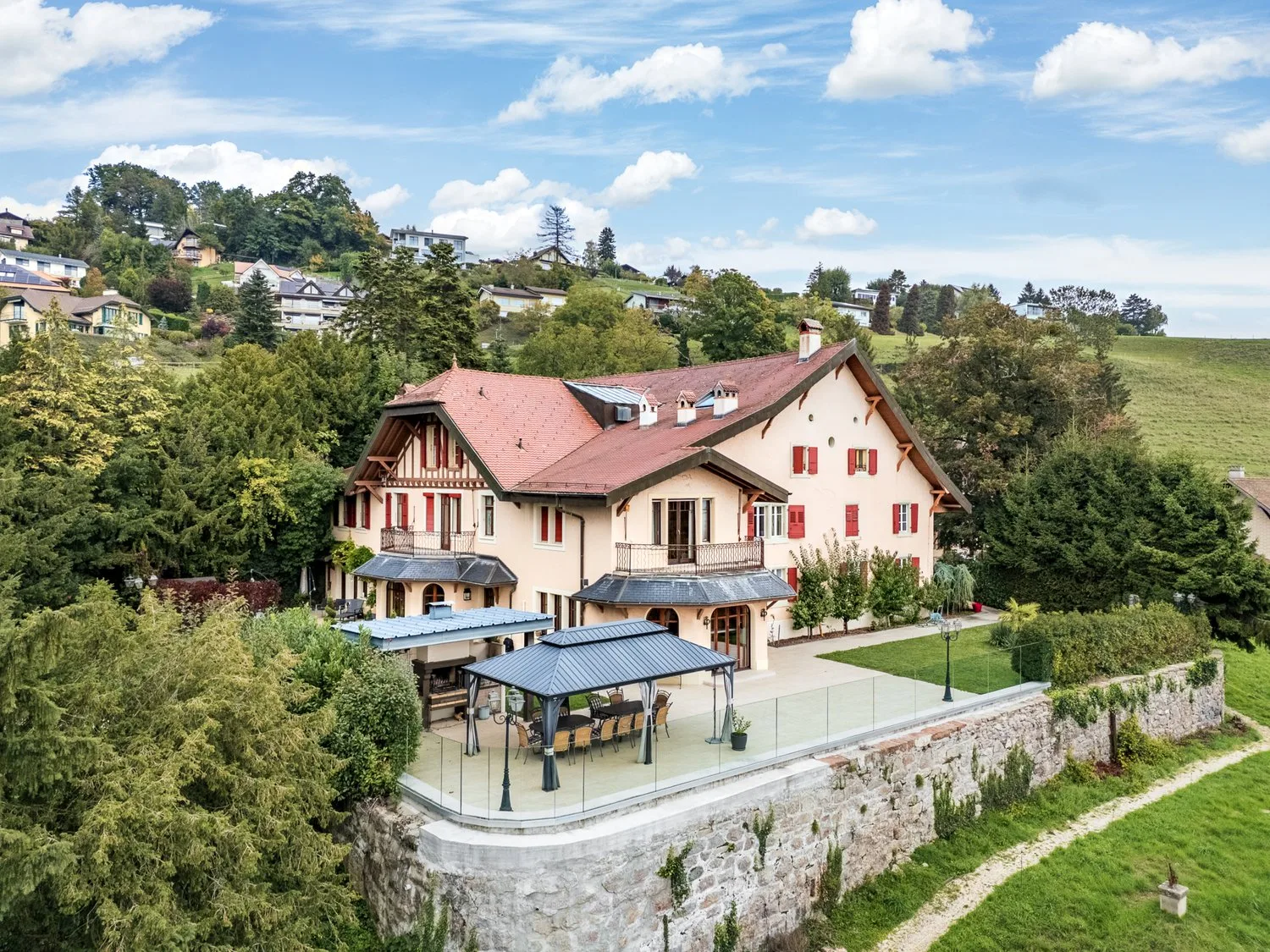 JONGNY - AUßERGEWÖHNLICHES ANWSEN MIT PANORAMABLICK AUF DEN SEE