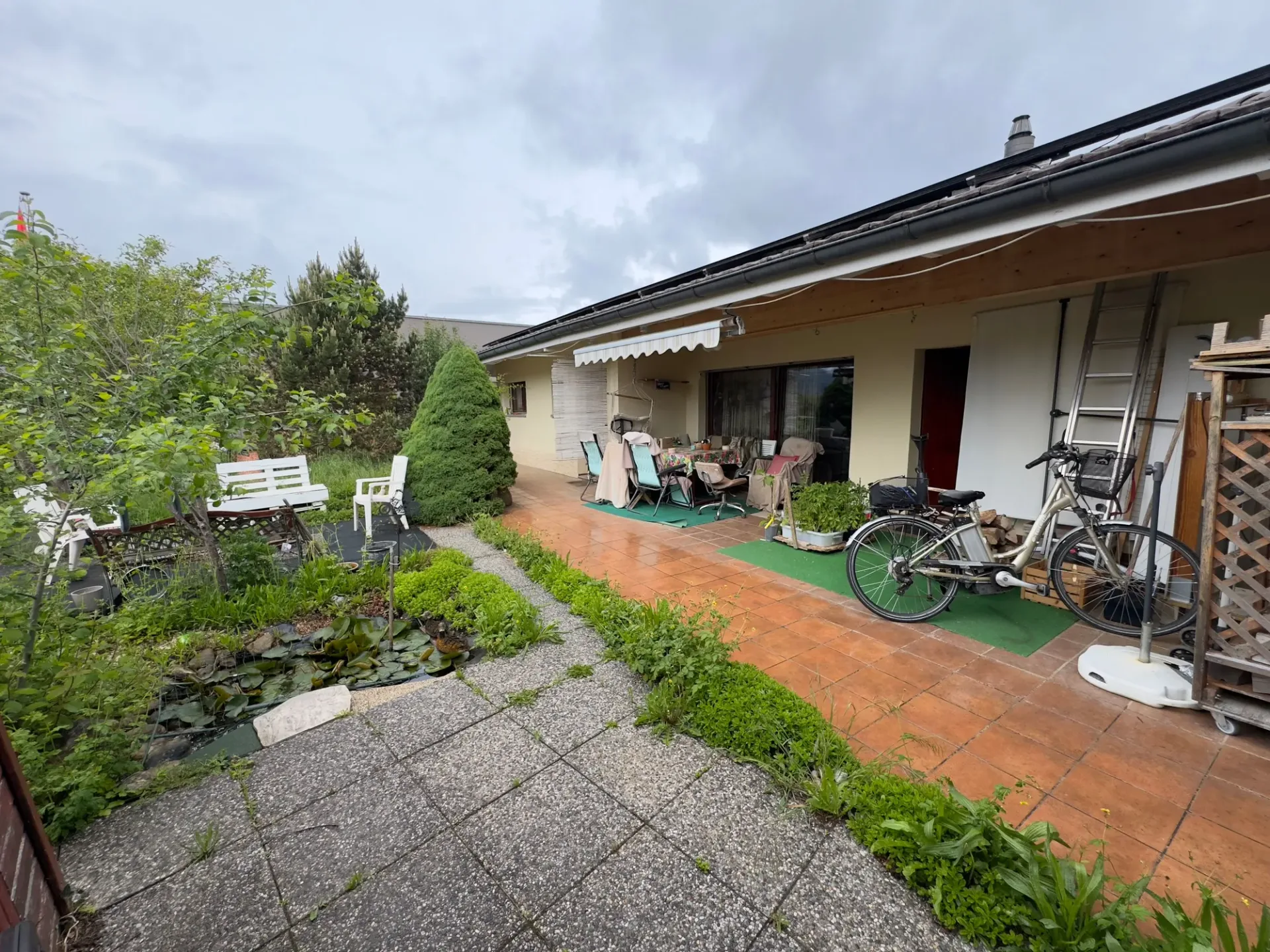 Casa 3,5 locali, spaziosa, alta altezza del soffitto, potenziale di costruzione, quartiere pacifico a Delémont