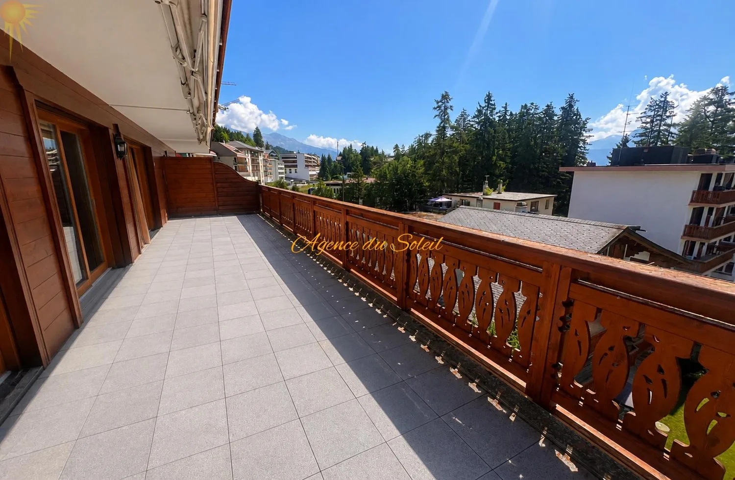 Au coeur de Crans ! Élégant appartement de standing de 3,5 pièces avec vaste terrasse orientée est!