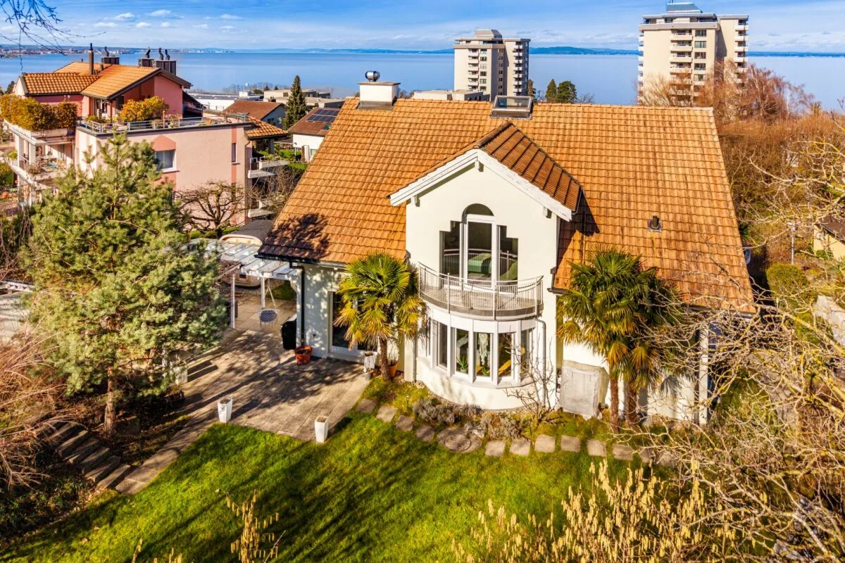 Villa représentative et unique dans un emplacement résidentiel de premier choix avec vue lac attrayante et appartement indépendant