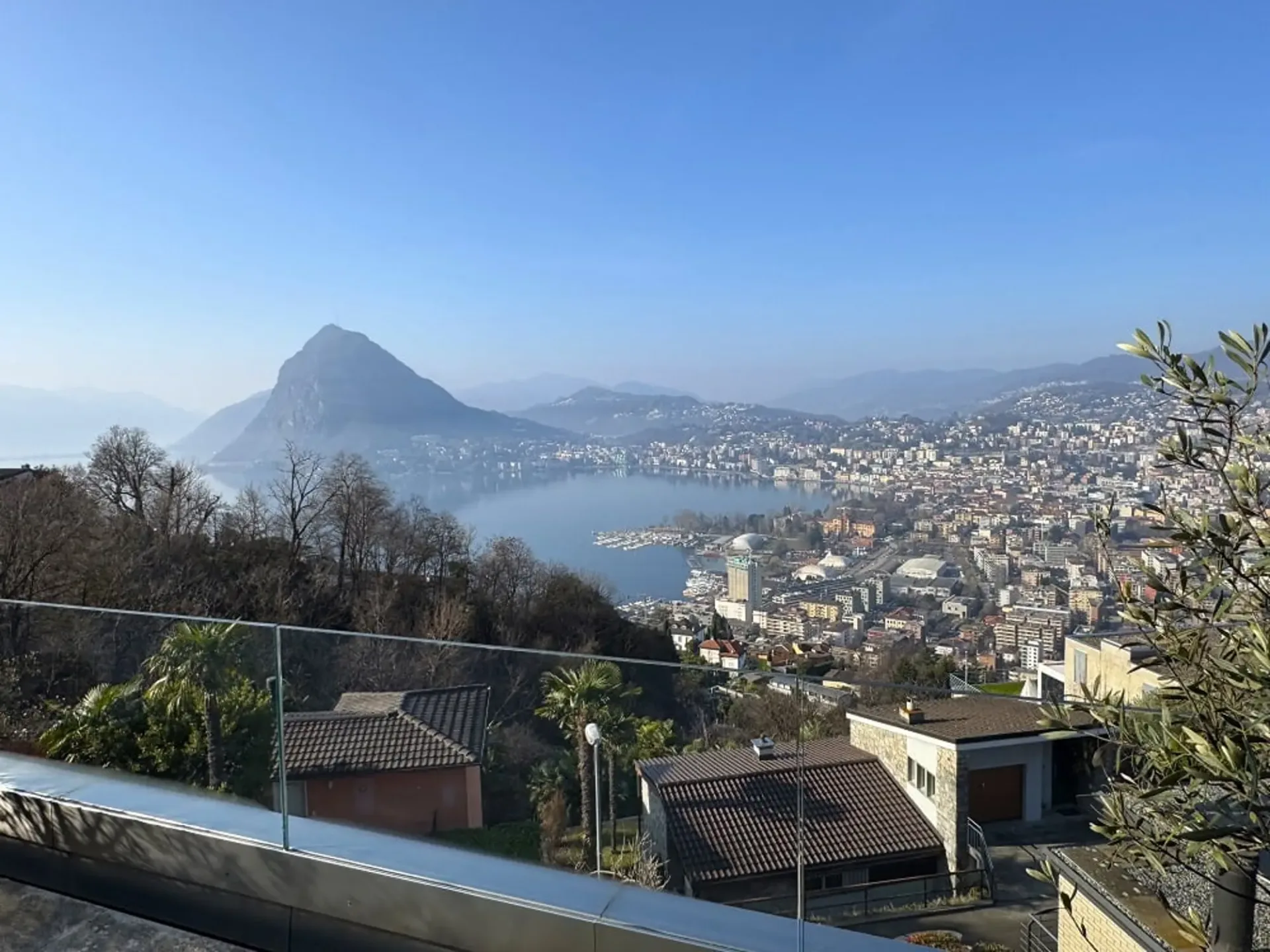 Spazioso appartamento con finiture di pregio ed imprendibile vista panoramica sul lago e le montagne