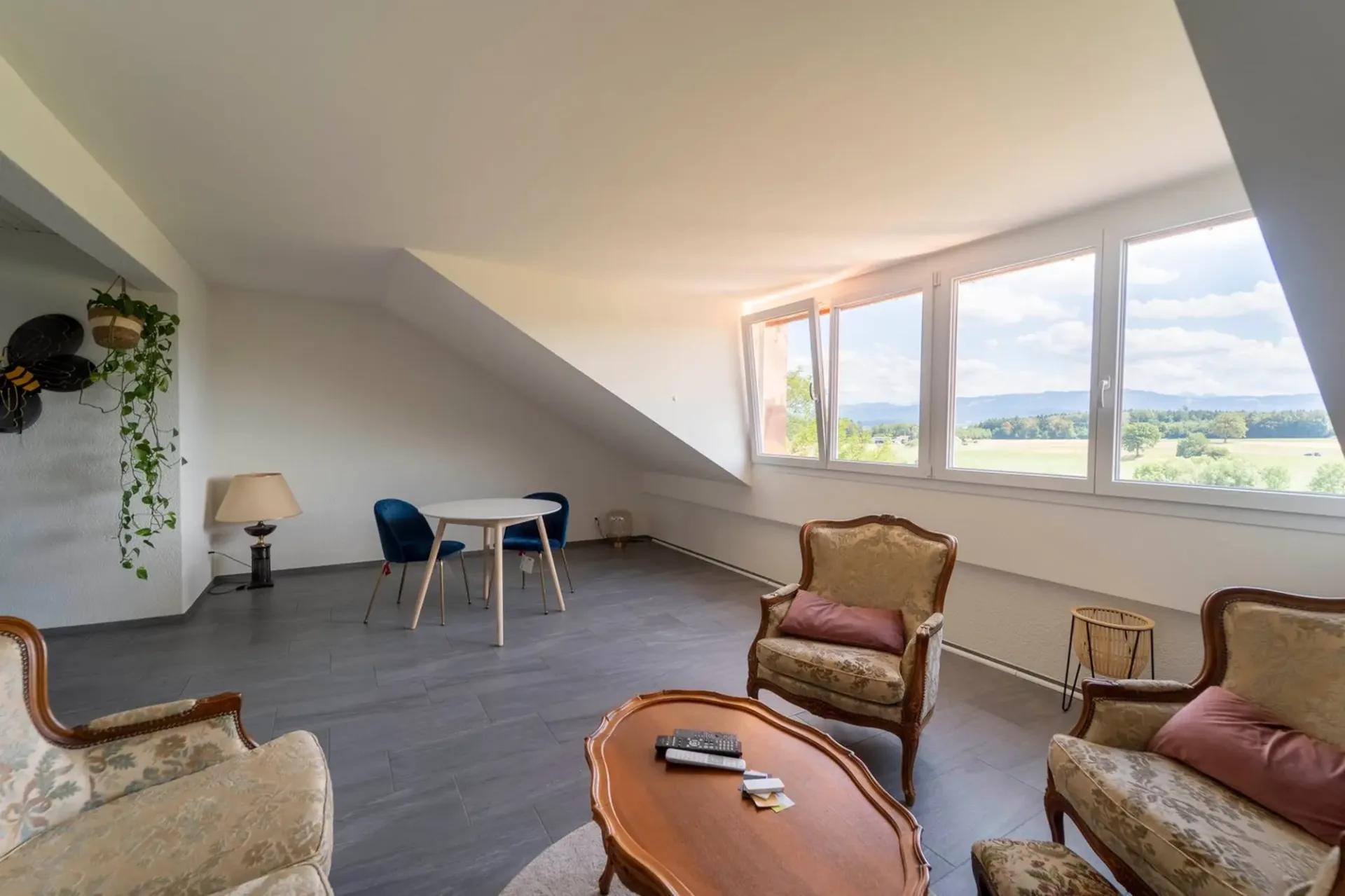 Wohnung mit 4.5 Zimmern unter dem Dach mit komplett neu gestaltetem Wohnzimmer