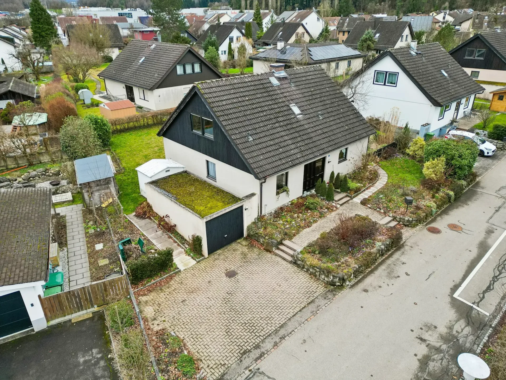 Freistehendes Einfamilienhaus mit Ausbaupotential und viel Umschwung