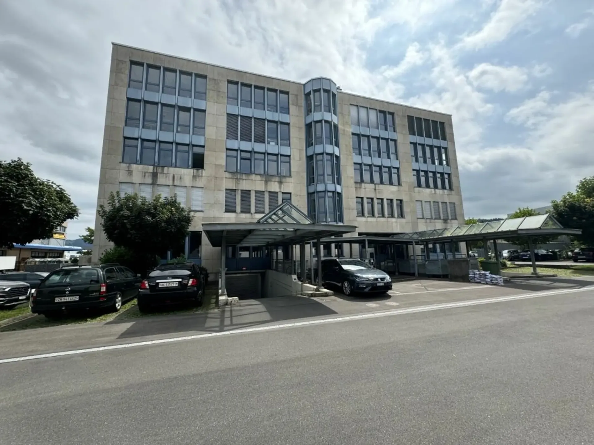 Büro / Ausstellung mit Lager und Anlieferungsrampe in Rotkreuz