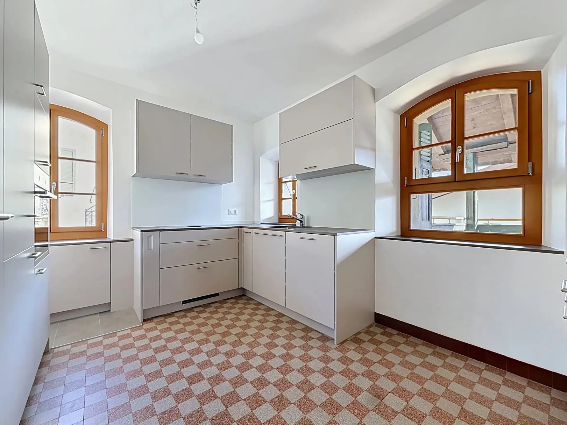 Zu vermieten: 4,5 Zimmer renoviert, 150 m², mit Garten, Garage und Panoramablick