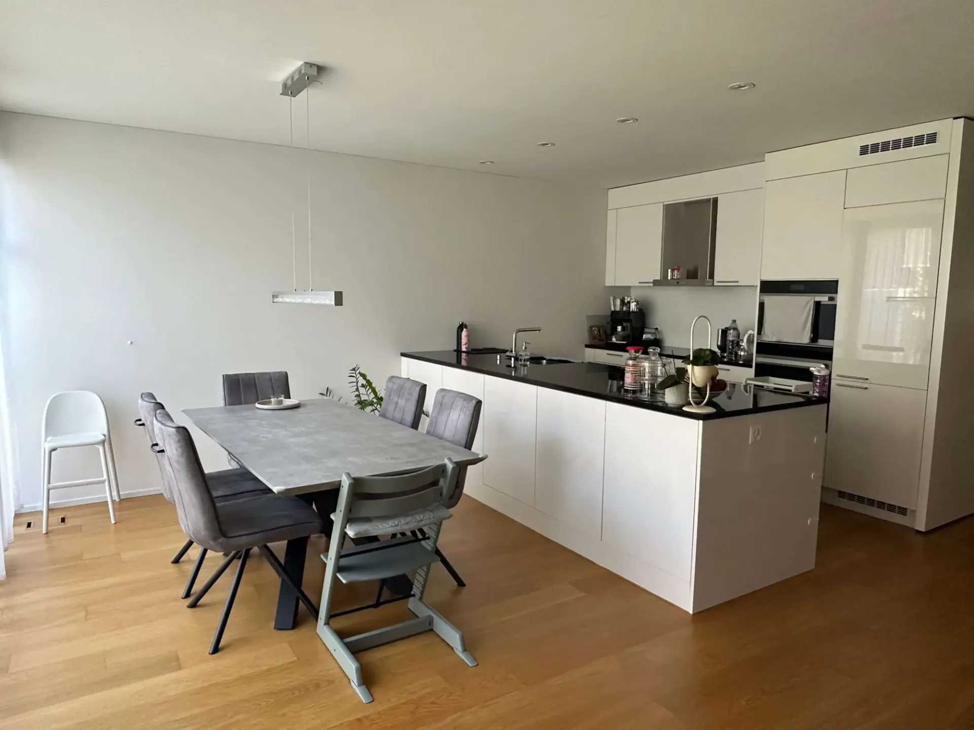MODERNE 3,5 ZIMMER WOHNUNG MIT SÜDWEST-BALKON NAHE STADT UND RHEIN