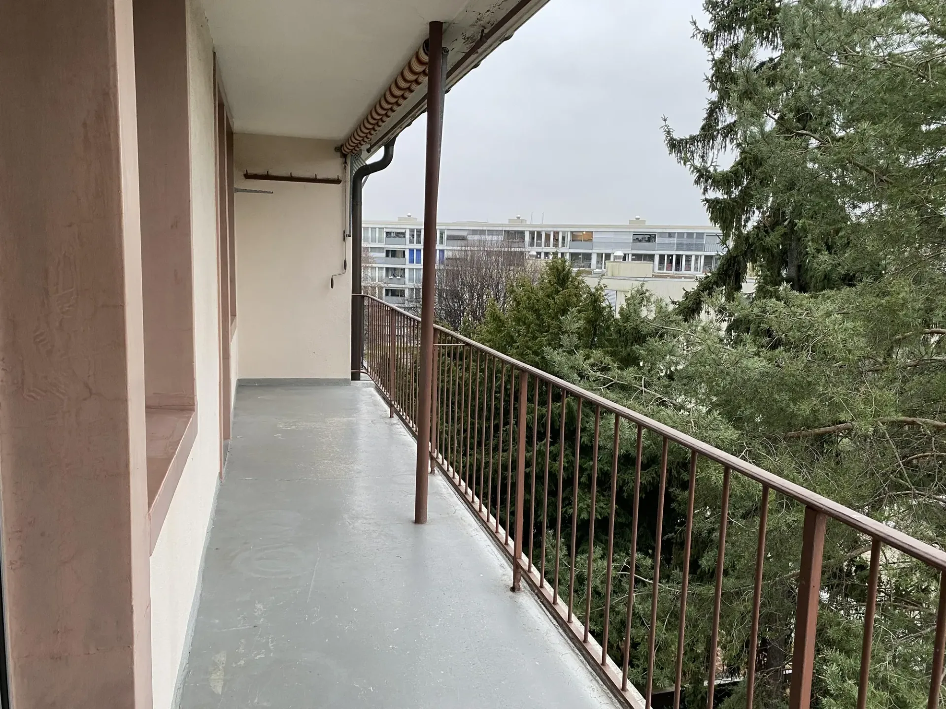 Apartment with balcony overlooking the green inner courtyard at Tellplatz