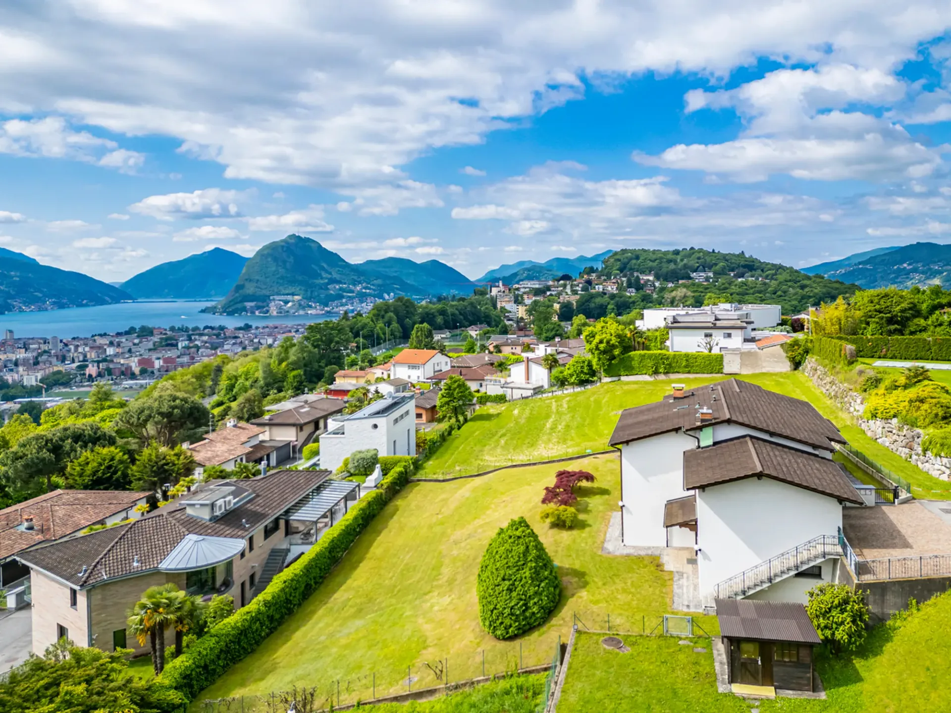 Casa bifamiliare con grande terreno edificabile