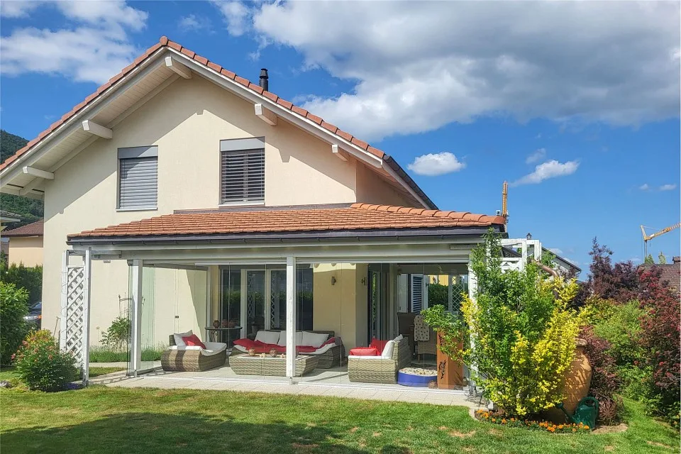 Casa familiare attraente di 4½ locali con ampio giardino invernale. Posizione soleggiata e tranquilla.