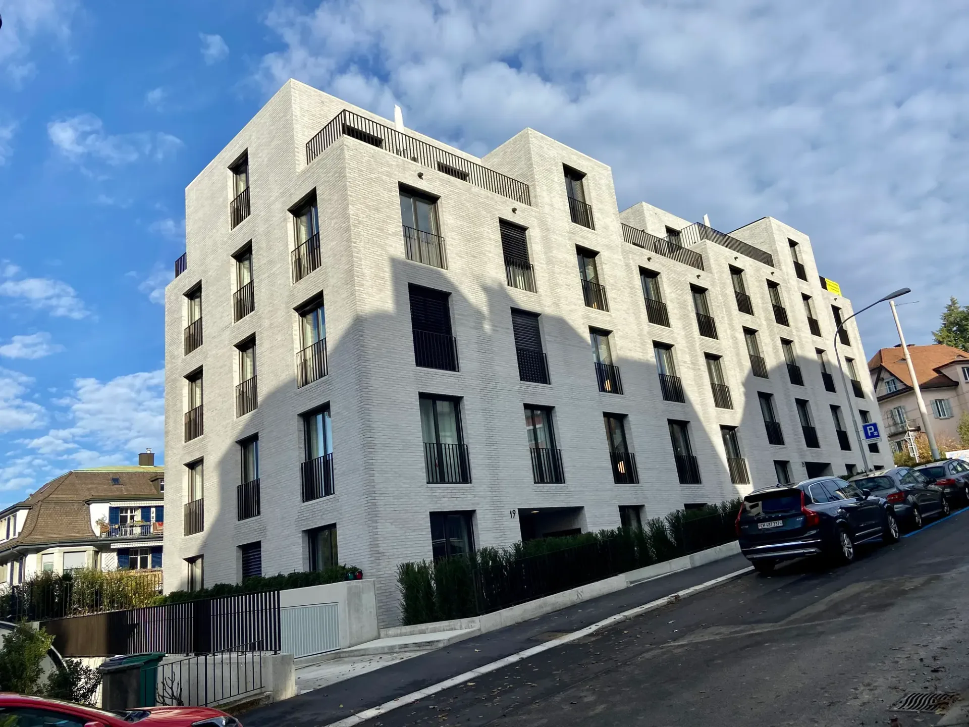 Hochwertige, moderne 3.5 Zimmerwohnung mit Balkon an zentraler Lage