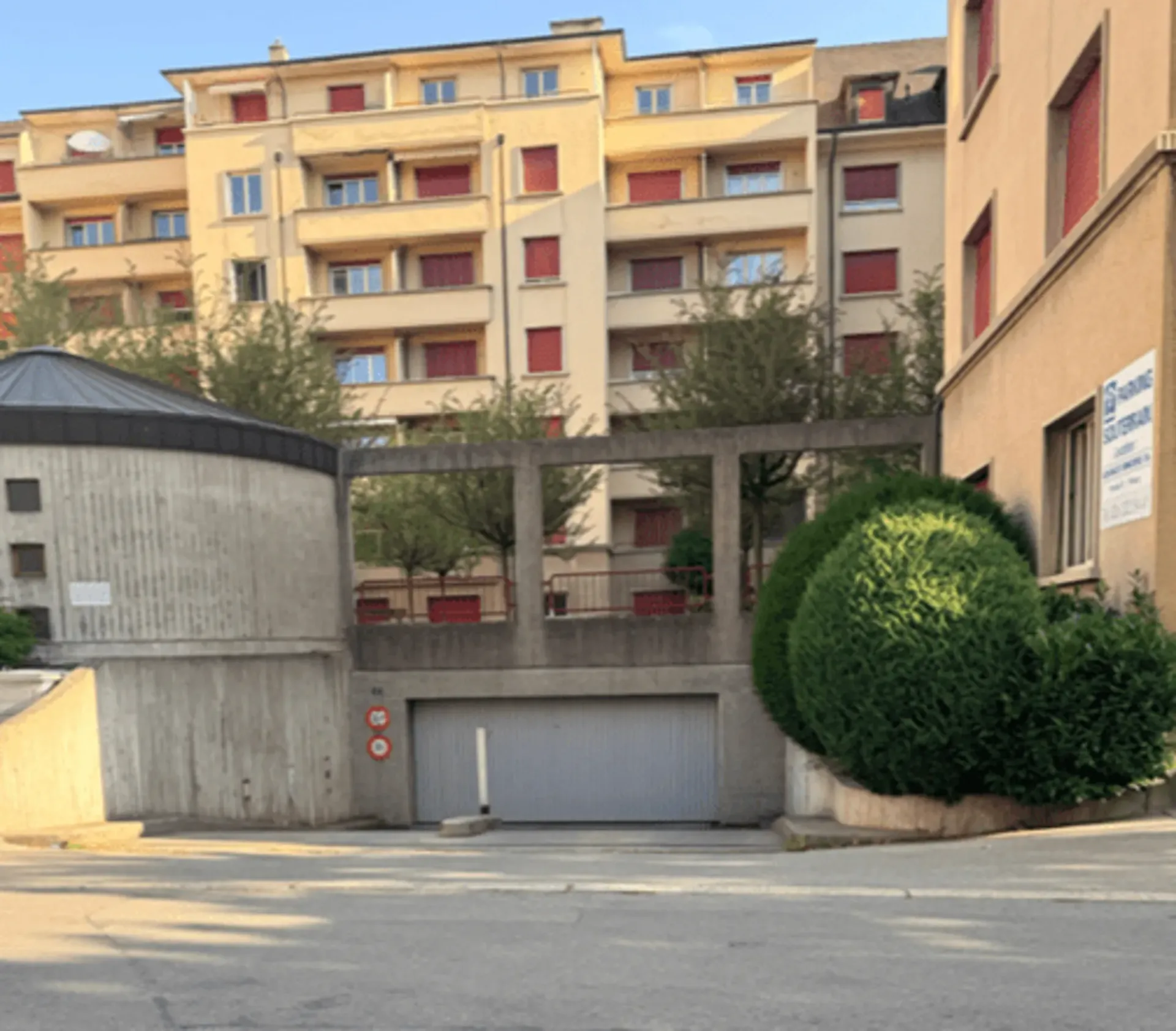 FRIBOURG - PARKPLÄTZE ZU VERMIETEN IM UNTERIRDISCHEN PARKHAUS - STRASSE