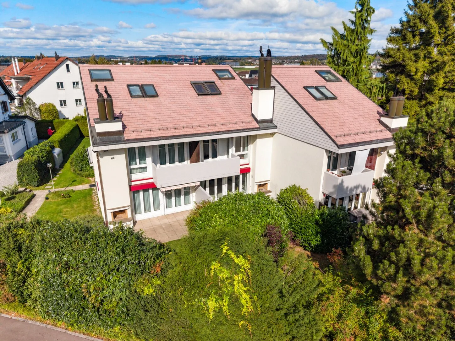 REIHENMITTELHAUS MIT CHARME, ZWEI TERRASSEN UND GARTEN