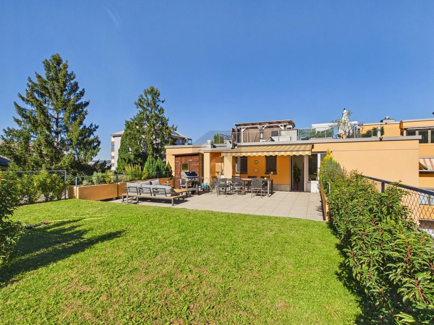 MODERN MIT GROSSER TERRASSE UND CHEMINÉE