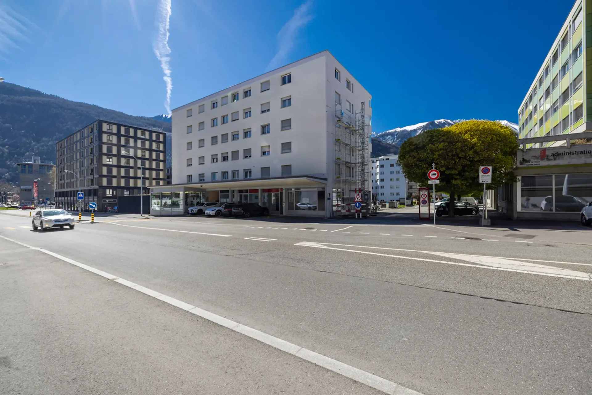 LOCAUX COMMERCIAUX IDEALEMENT SITUES A COTE DE LA PLACE DE ROME
