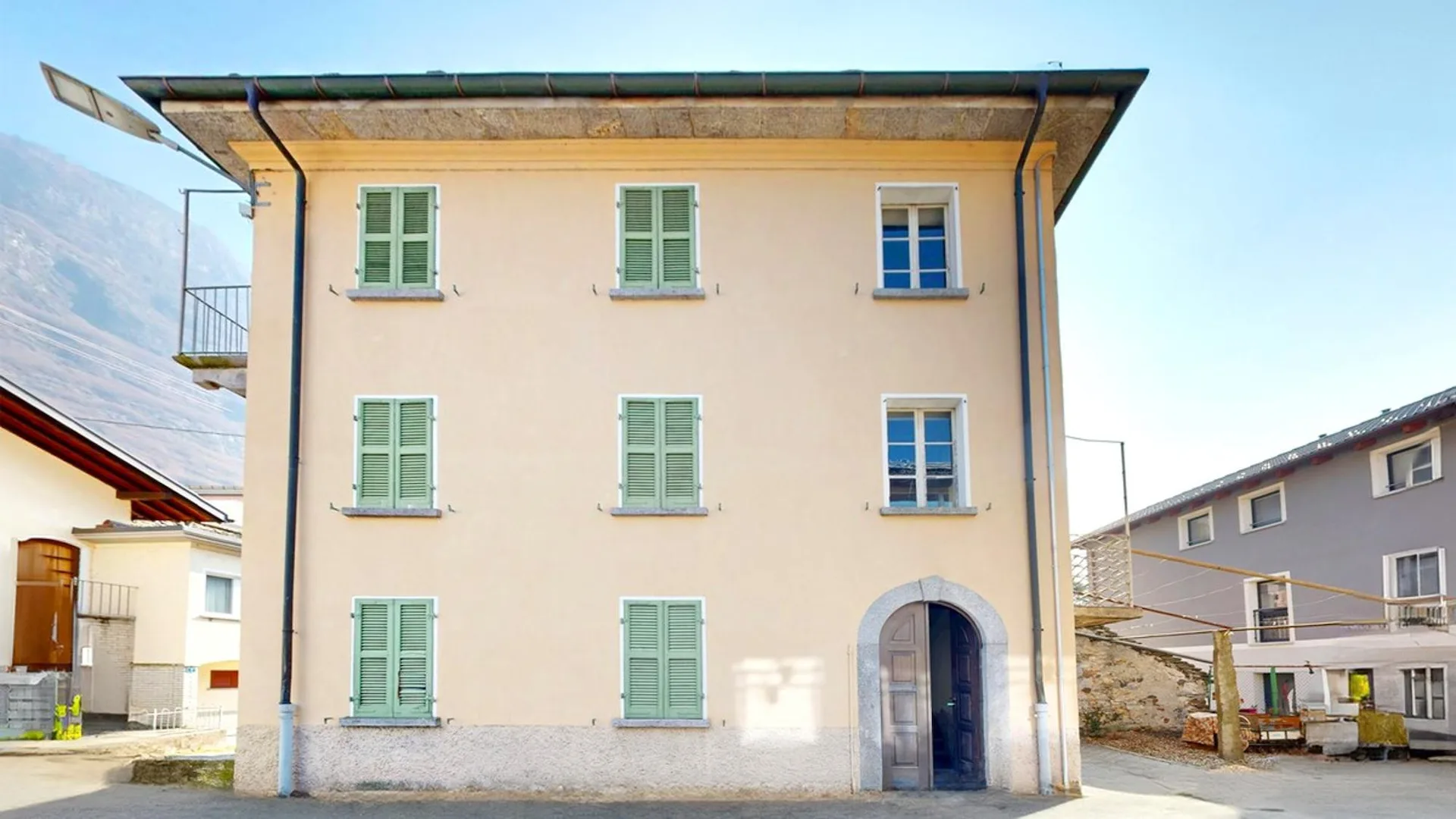 Maison historique fascinante 5,5 à rénover avec vue sur les montagnes