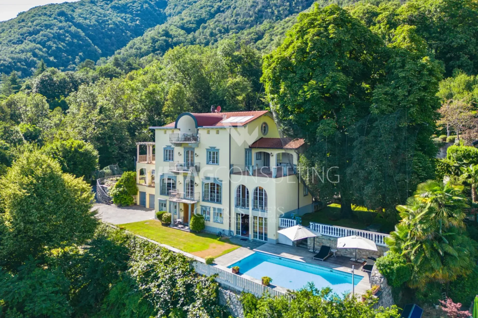 Exklusive Luxusvilla mit Aussenpool & Wellnessbereich in Orselina zu verkaufen
