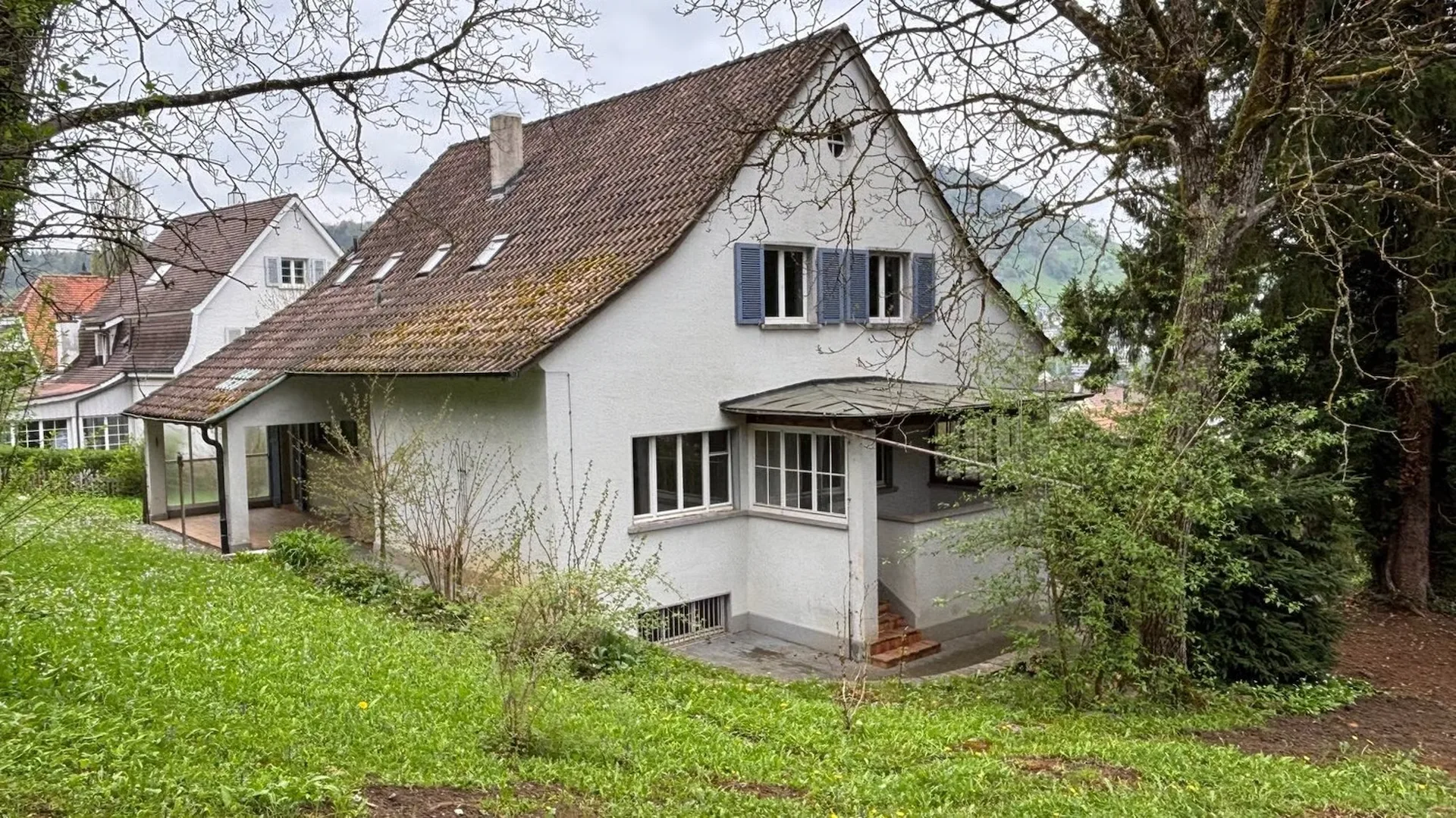 10-Zimmer-Villa mit grossem Garten an sonniger und ruhiger Lage
