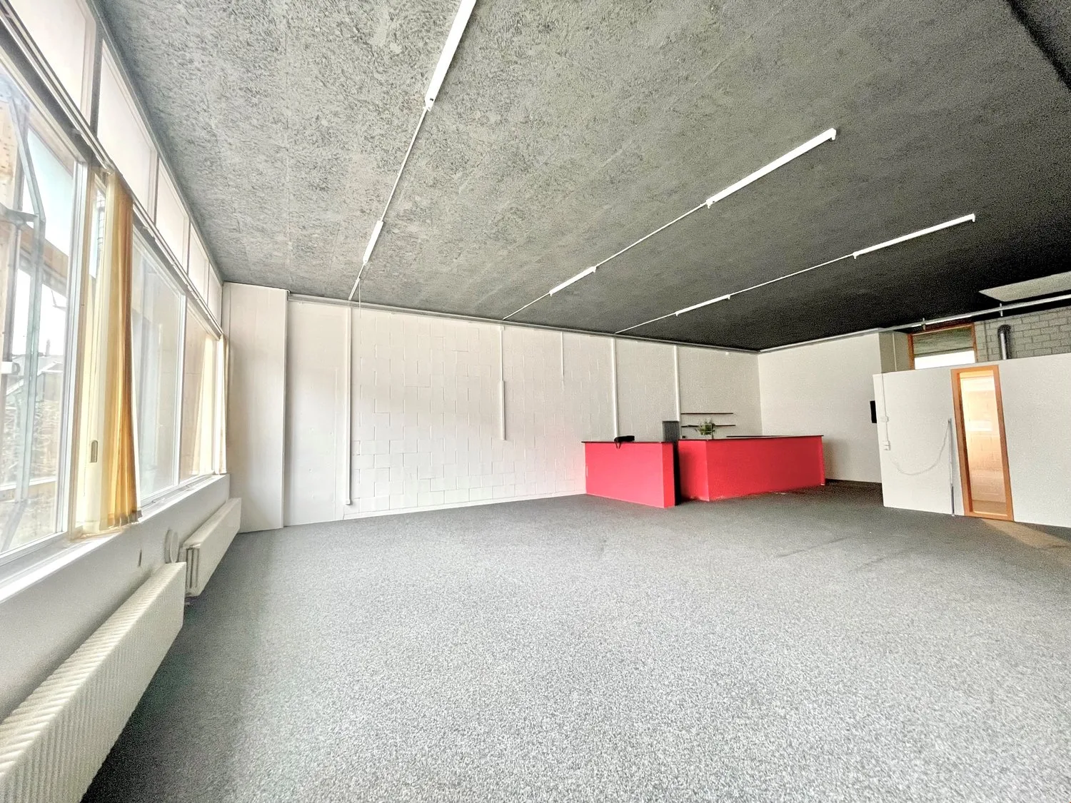 Spazio commerciale (227m2) nella Wohnwerkstatt Urtenen – Ideale per usi versatili