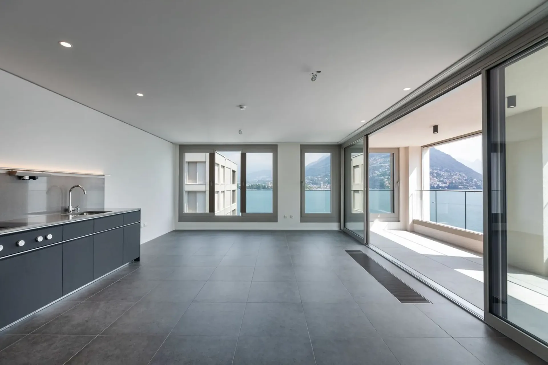 Bright 2.5-room apartment with lake view in Paradiso