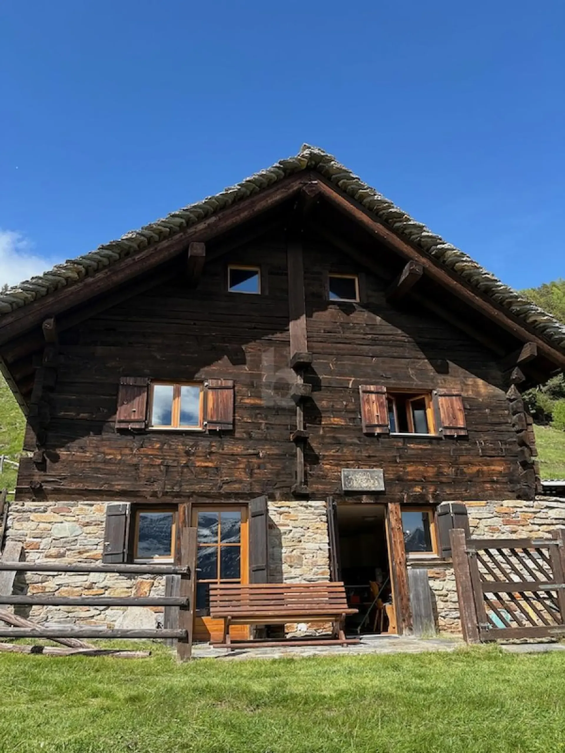 TYPISCHES UND GEMÜTLICHES ZUHAUSE ZWISCHEN NATUR UND RUHE
