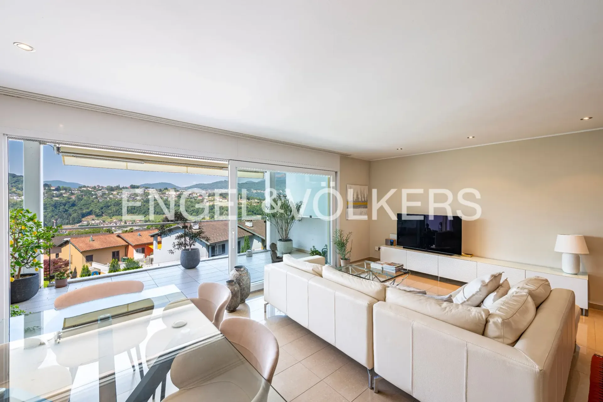 Modernes Apartment mit Terrasse und offener Aussicht