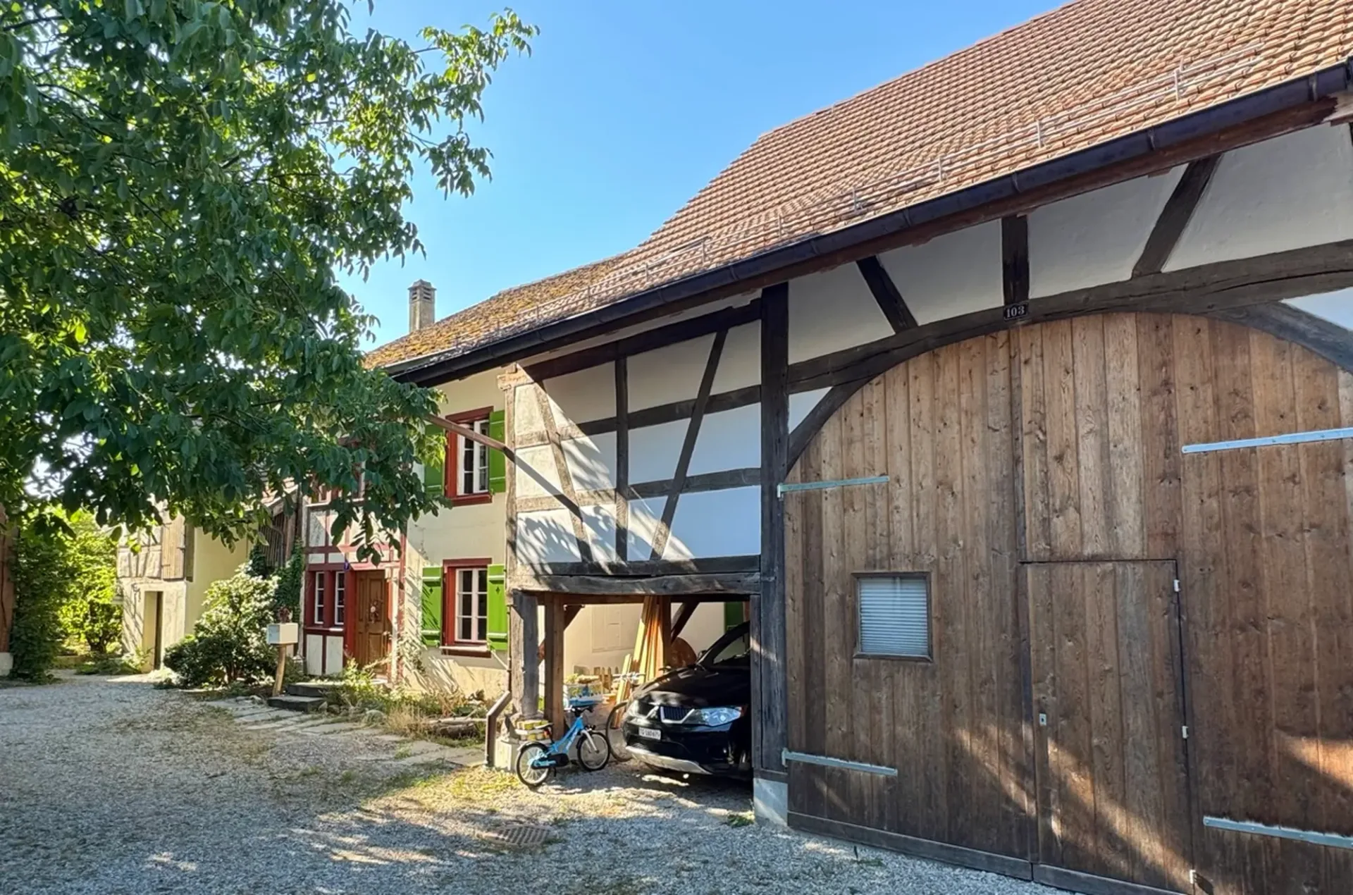 6.5 Zi. Riegelhaus mit grosser Scheune und Garten