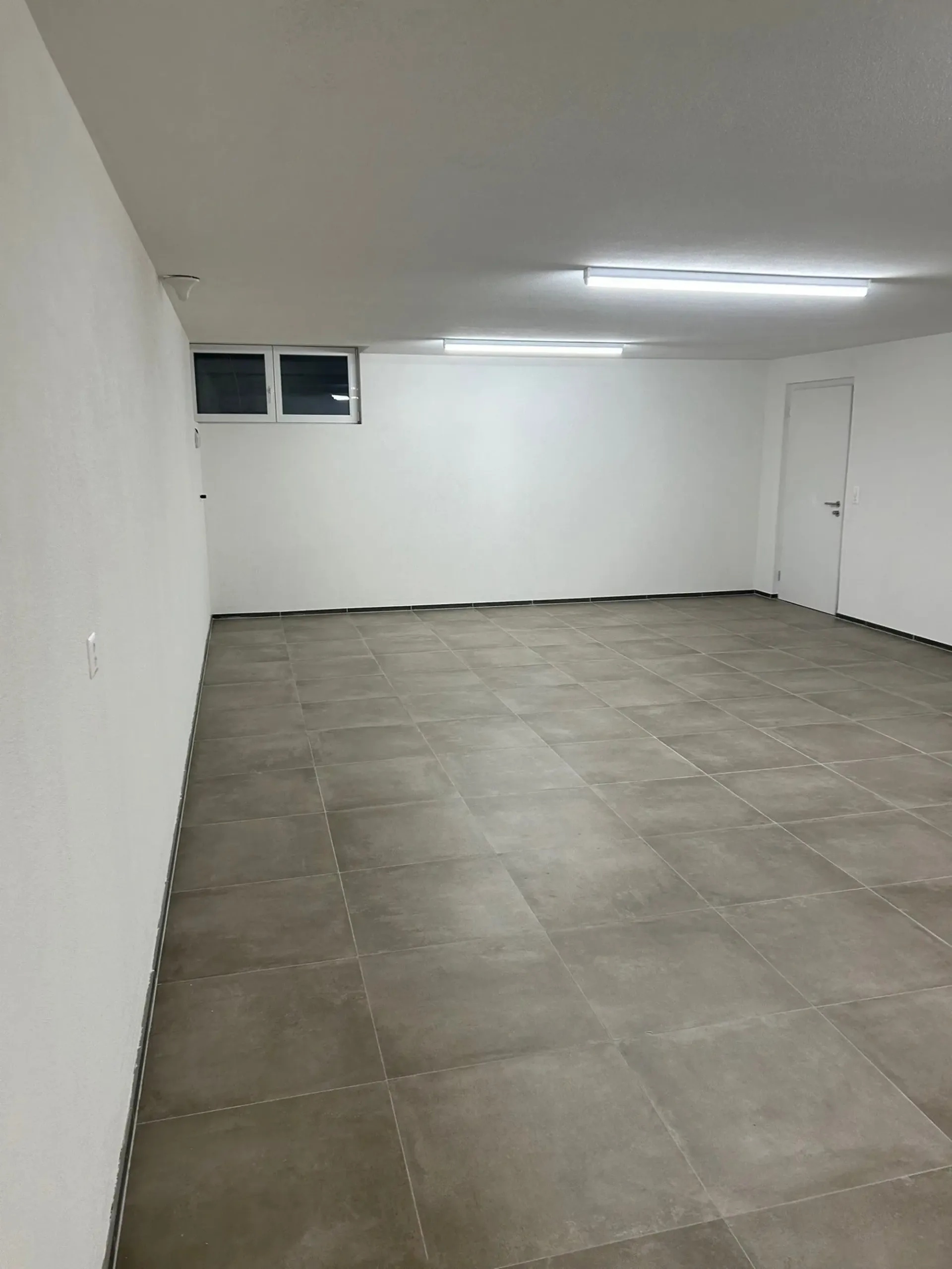 per sofort: Lagerraum mit Garagenplatz zu vermieten – zentral in Steinhausen!