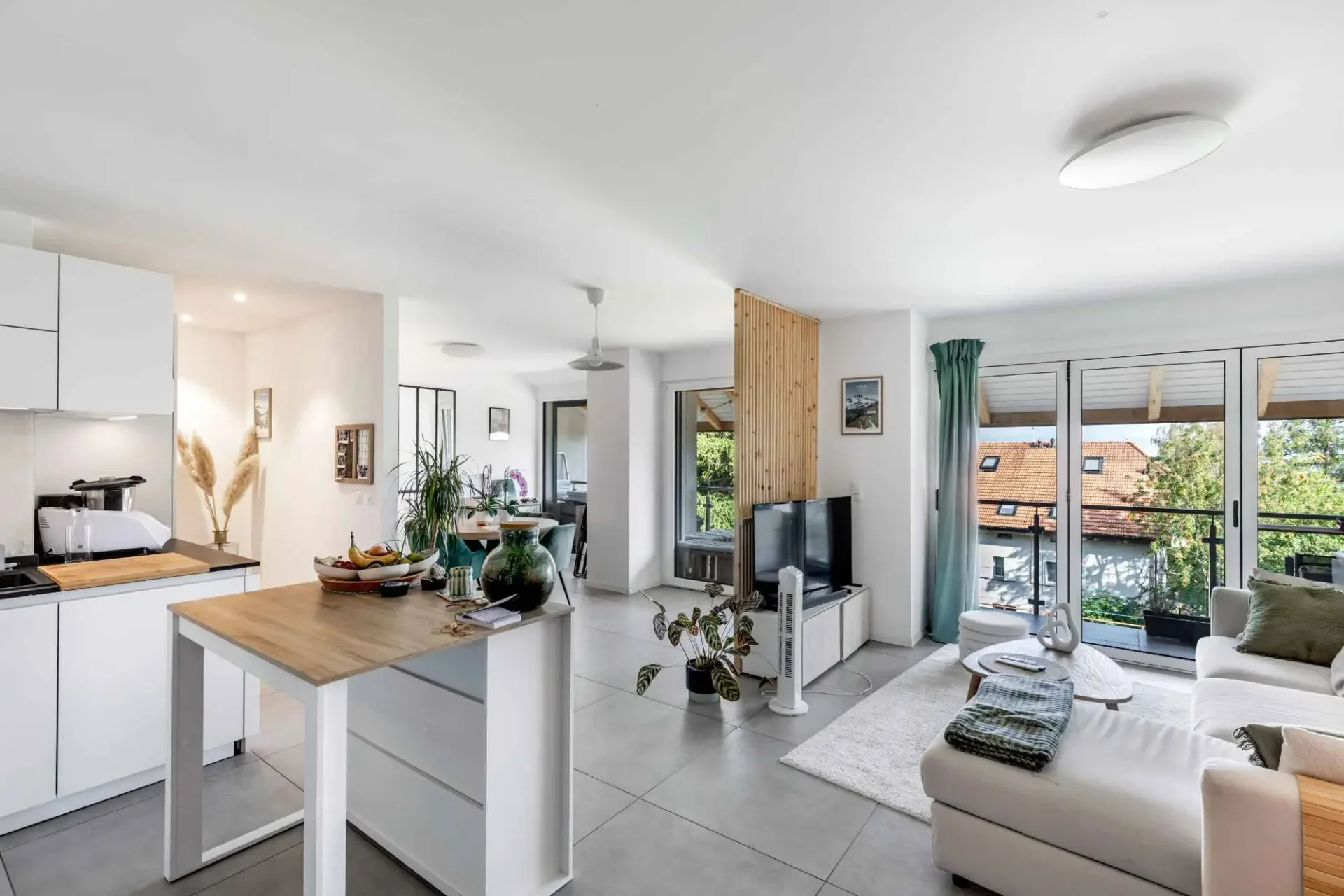 Duplex-Wohnung im modernen Stil mit Renovation und Blick auf den Genfersee und die Alpen