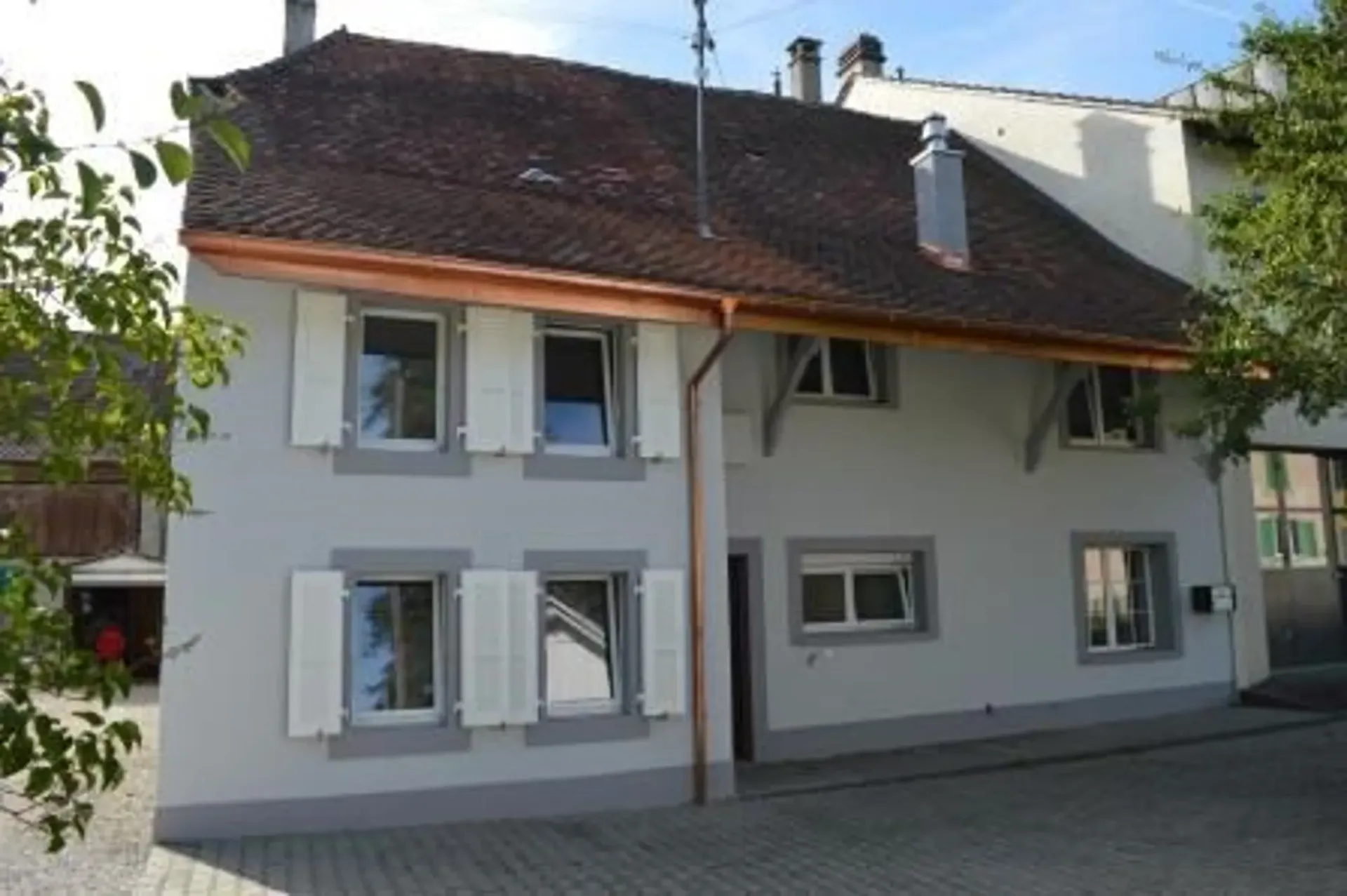 Charmanter Dorfhausbau angrenzend