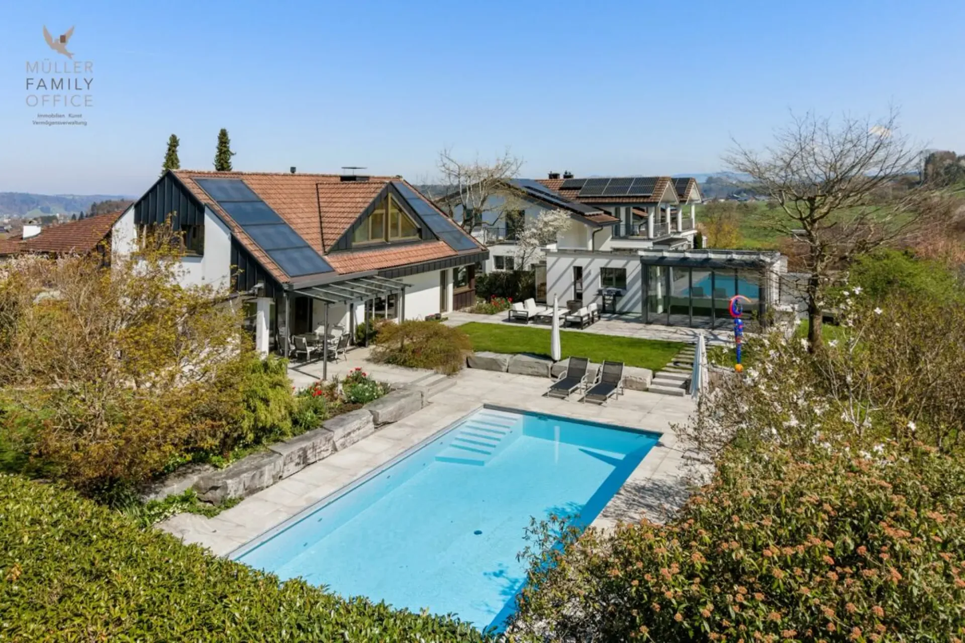 Elegantes Einfamilienhaus mit traumhafter Gartenanlage und Poolidylle