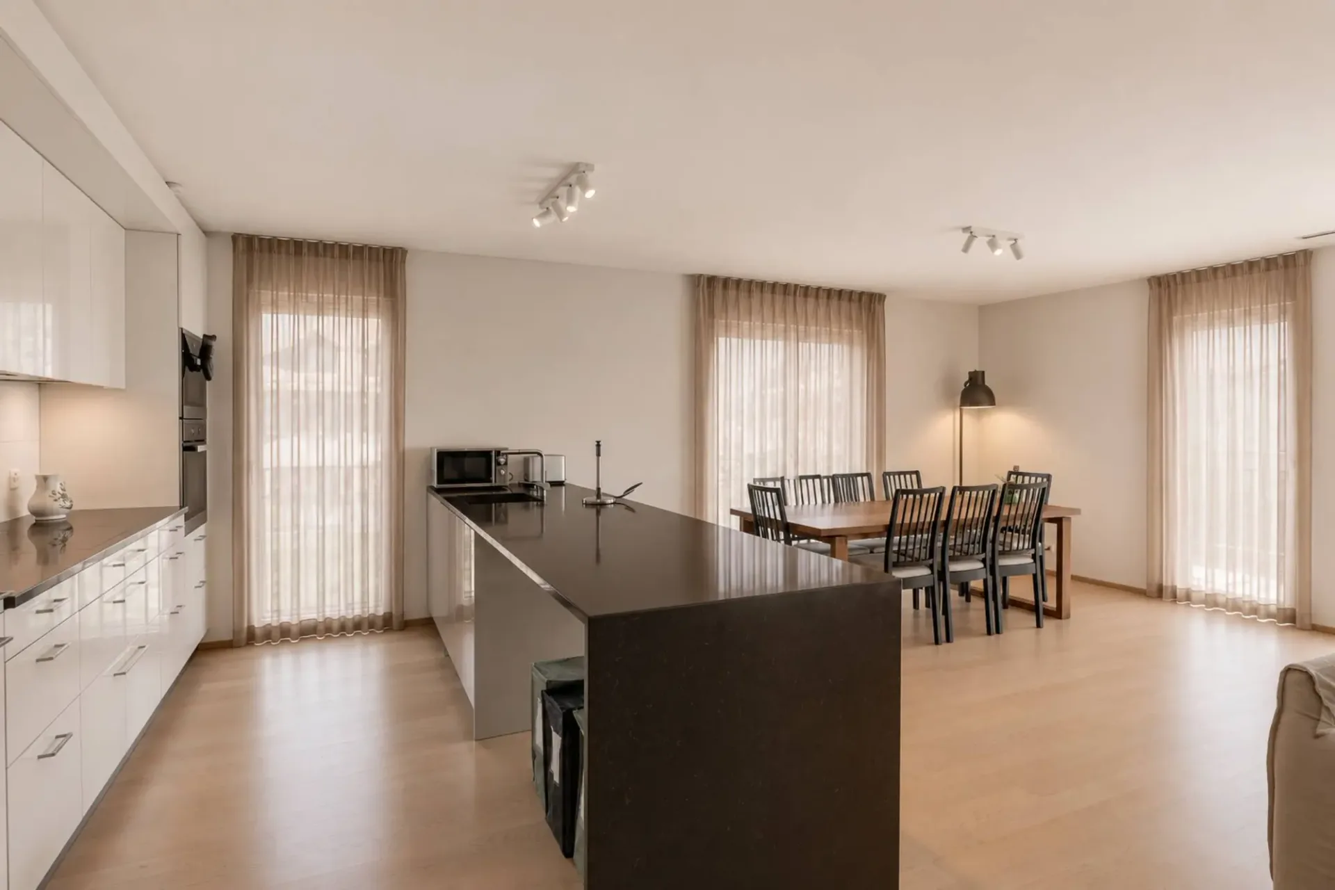 Komfort und Helligkeit für diese 4,5-Zimmer-Wohnung im Herzen des Dorfes