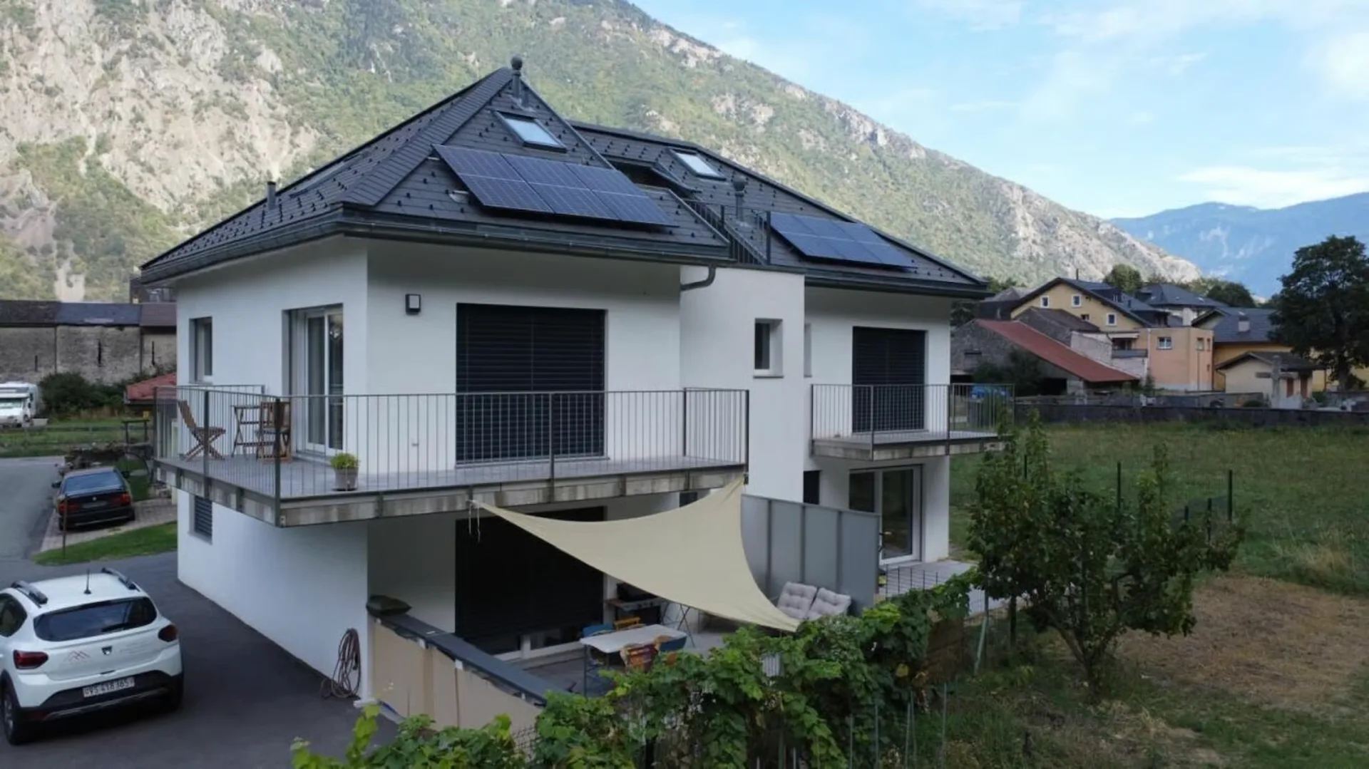 Gebäude mit 3 Wohnungen (2 Wohnungen mit 2 Zimmern und 1 Wohnung mit 4,5 Zimmern Duplex)