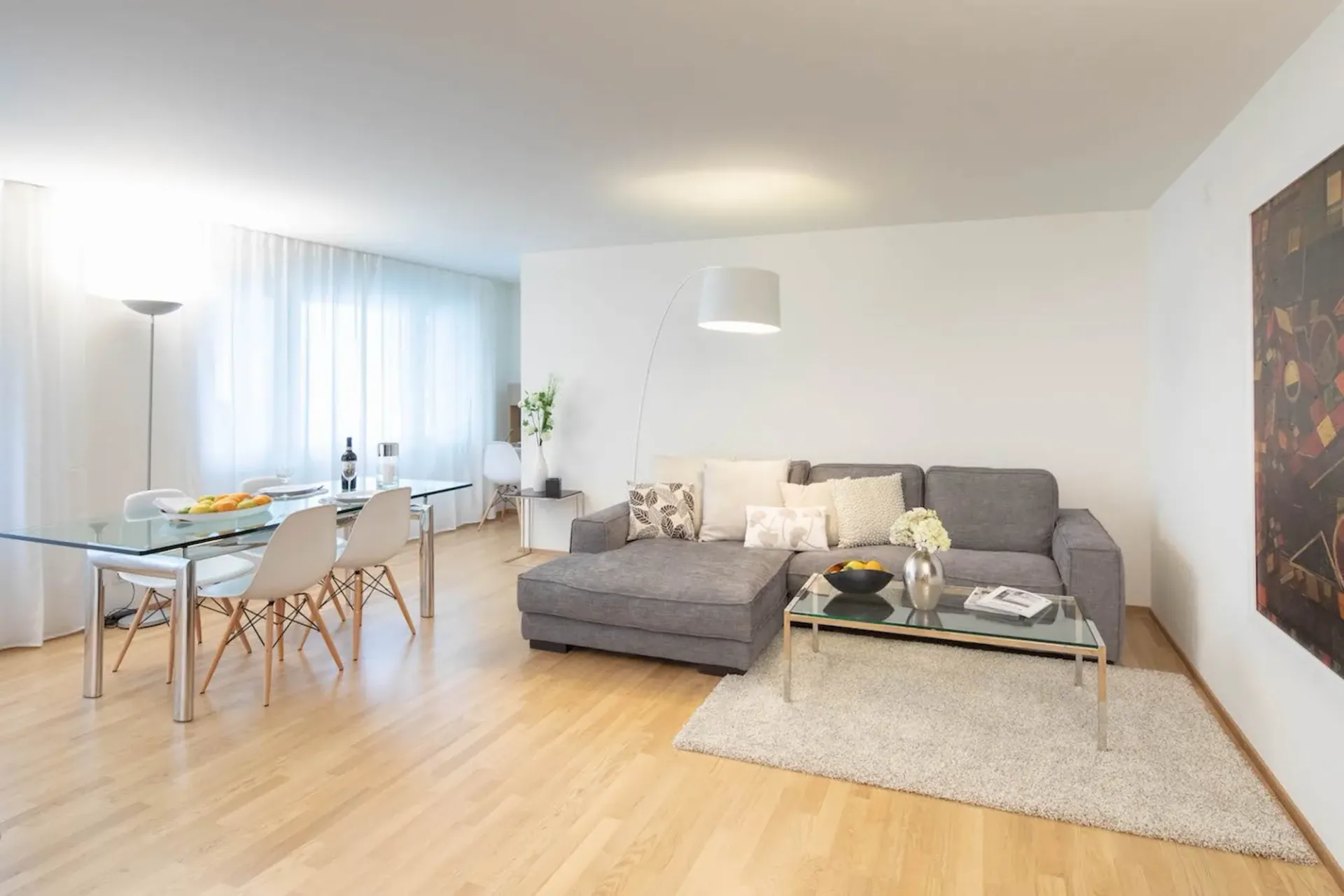 Moderne möblierte 2-Zimmer-Wohnung mit Balkon in Zürich Wiedikon