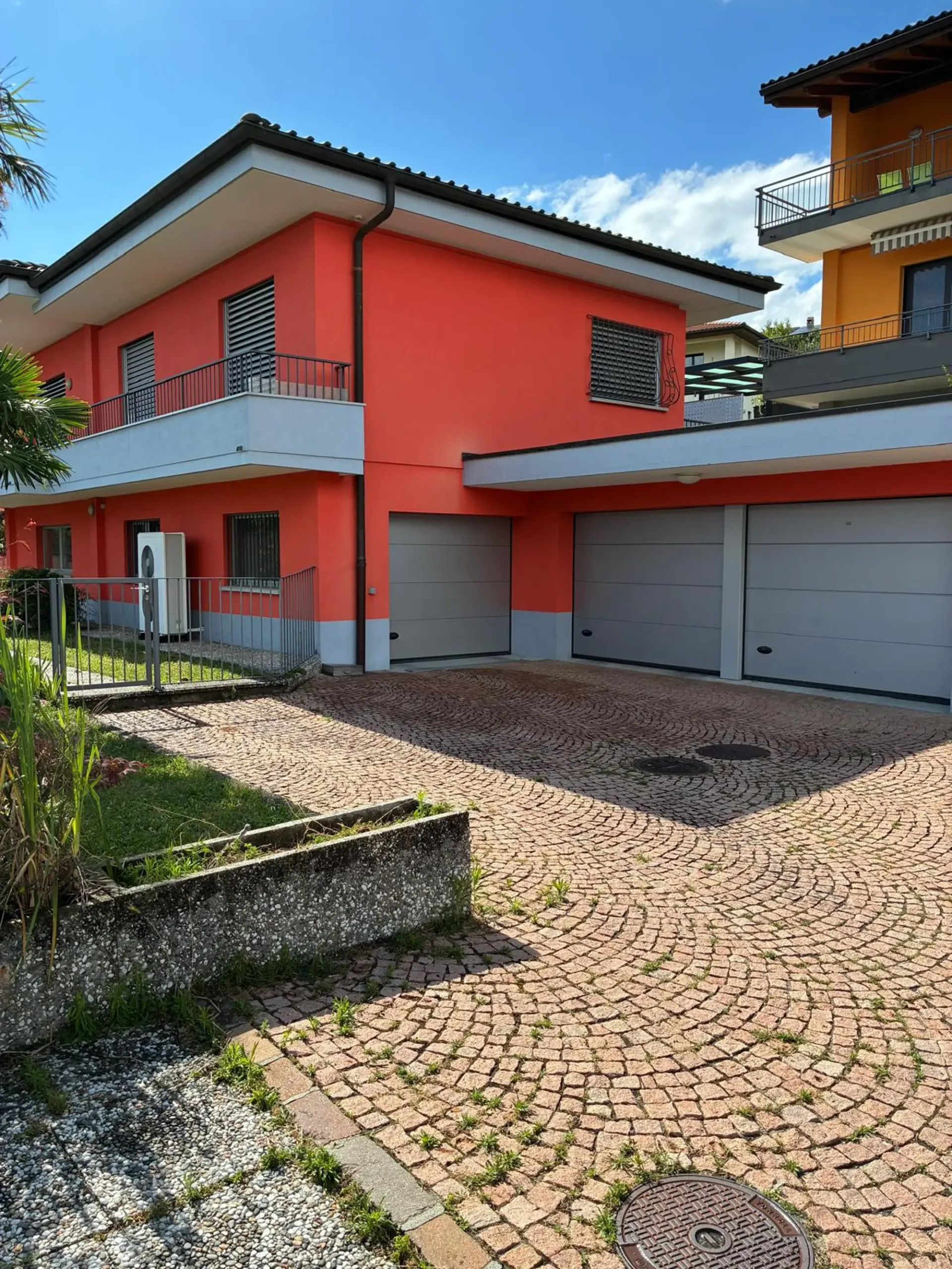 Faszinierendes Einfamilienhaus mit Garage in Castel San Pietro